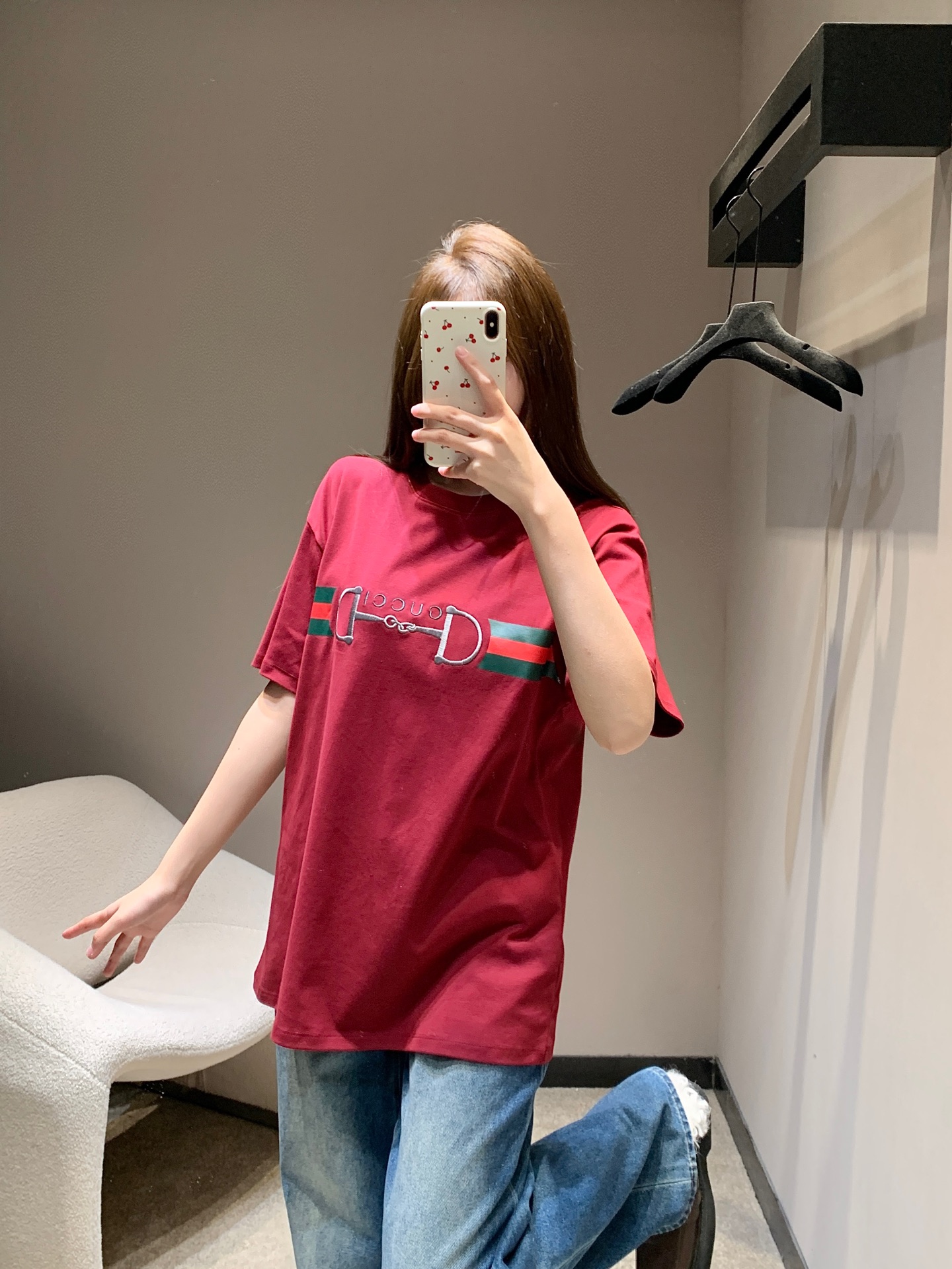 NO:630010,Gucc* 26Ss early spring new style equestrian button letter embroidery round neck short-sleeved T-shirt丨Exclusively developed by yb!  High quality production!  Solid color base (white/burgundy dual color) + soft draped cotton material, oversize and loose fit to suit all kinds of body types, it can be worn alone or layered to suit the temperature difference in early spring; the logo design that weakens the sense of exaggeration makes the high-luxury elements more suitable for daily life - whether it is paired with  Whether it is jeans or a skirt, you can wear it with 'effortless elegance'. Available now in S/M/L, gucci, versace, skirts, T-shirt, tees, t-shirt, alexander  wang19860909Gucc* 26Ss早春新款 马术扣字母刺绣圆领短袖T恤丨独家yb开发！高版出品！纯色基底（白/酒红双配色）+软垂棉料,oversize宽松版型适配各种身材,单穿慵懒、叠穿内搭也适配早春温差；弱化浮夸感的标识设计,让高奢元素更适配日常——不管是搭牛仔还是半裙,都能穿出“毫不费力的贵气”.现货发售S/M/L,,gucci,versace,skirts,T-shirt,tees，t-shirt,alexander wang,Women's clothing
