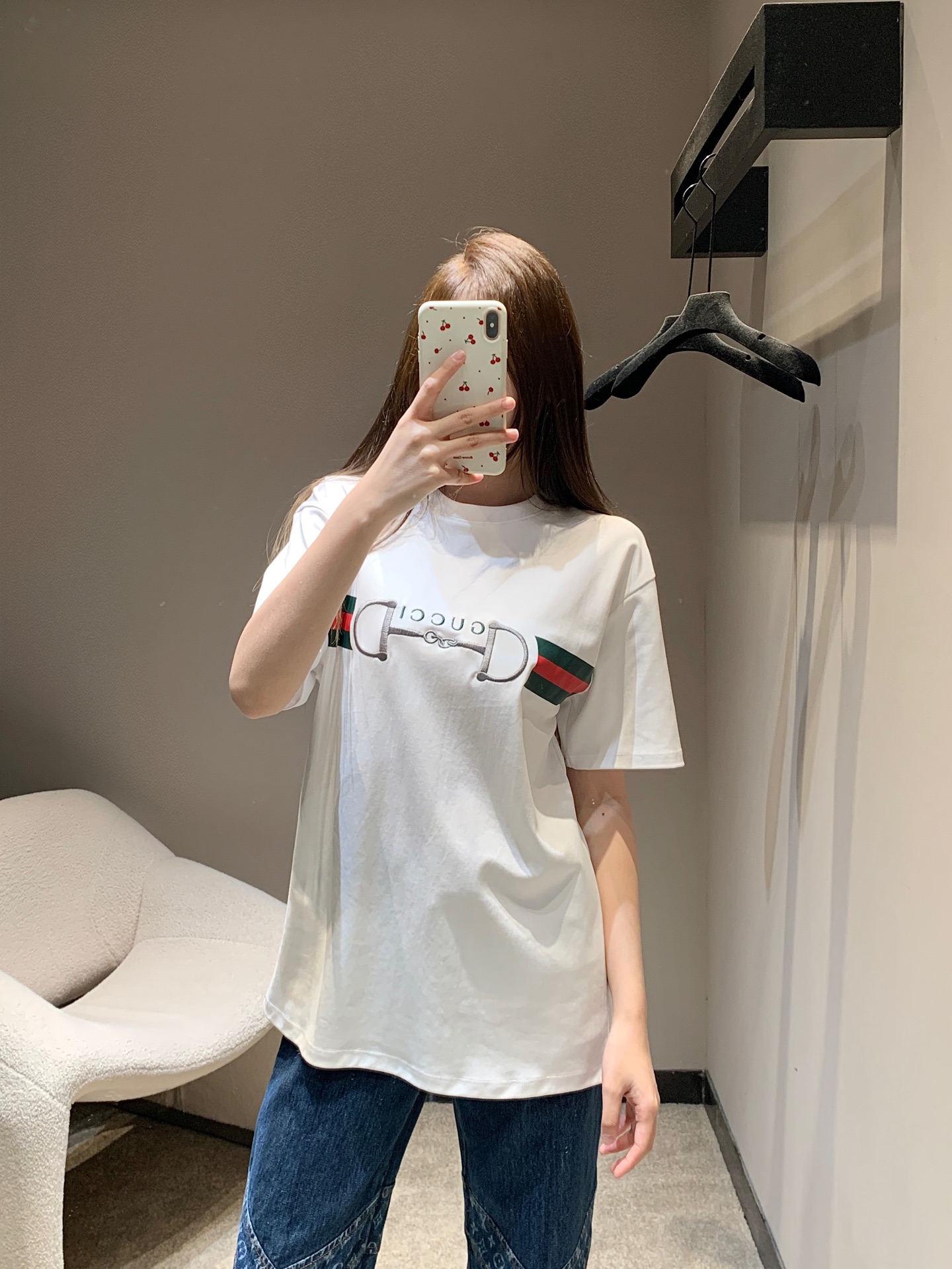 NO:630000,Gucc* 26Ss early spring new style equestrian button letter embroidery round neck short-sleeved T-shirt丨Exclusively developed by yb!  High quality production!  Solid color base (white/burgundy dual color) + soft draped cotton material, oversize and loose fit to suit all kinds of body types, it can be worn alone or layered to suit the temperature difference in early spring; the logo design that weakens the sense of exaggeration makes the high-luxury elements more suitable for daily life - whether it is paired with  Whether it is jeans or a skirt, you can wear it with 'effortless elegance'. Available now in S/M/L, gucci, versace, skirts, T-shirt, tees, t-shirt, alexander  wang19860909Gucc* 26Ss早春新款 马术扣字母刺绣圆领短袖T恤丨独家yb开发！高版出品！纯色基底（白/酒红双配色）+软垂棉料,oversize宽松版型适配各种身材,单穿慵懒、叠穿内搭也适配早春温差；弱化浮夸感的标识设计,让高奢元素更适配日常——不管是搭牛仔还是半裙,都能穿出“毫不费力的贵气”.现货发售S/M/L,,gucci,versace,skirts,T-shirt,tees，t-shirt,alexander wang,Women's clothing