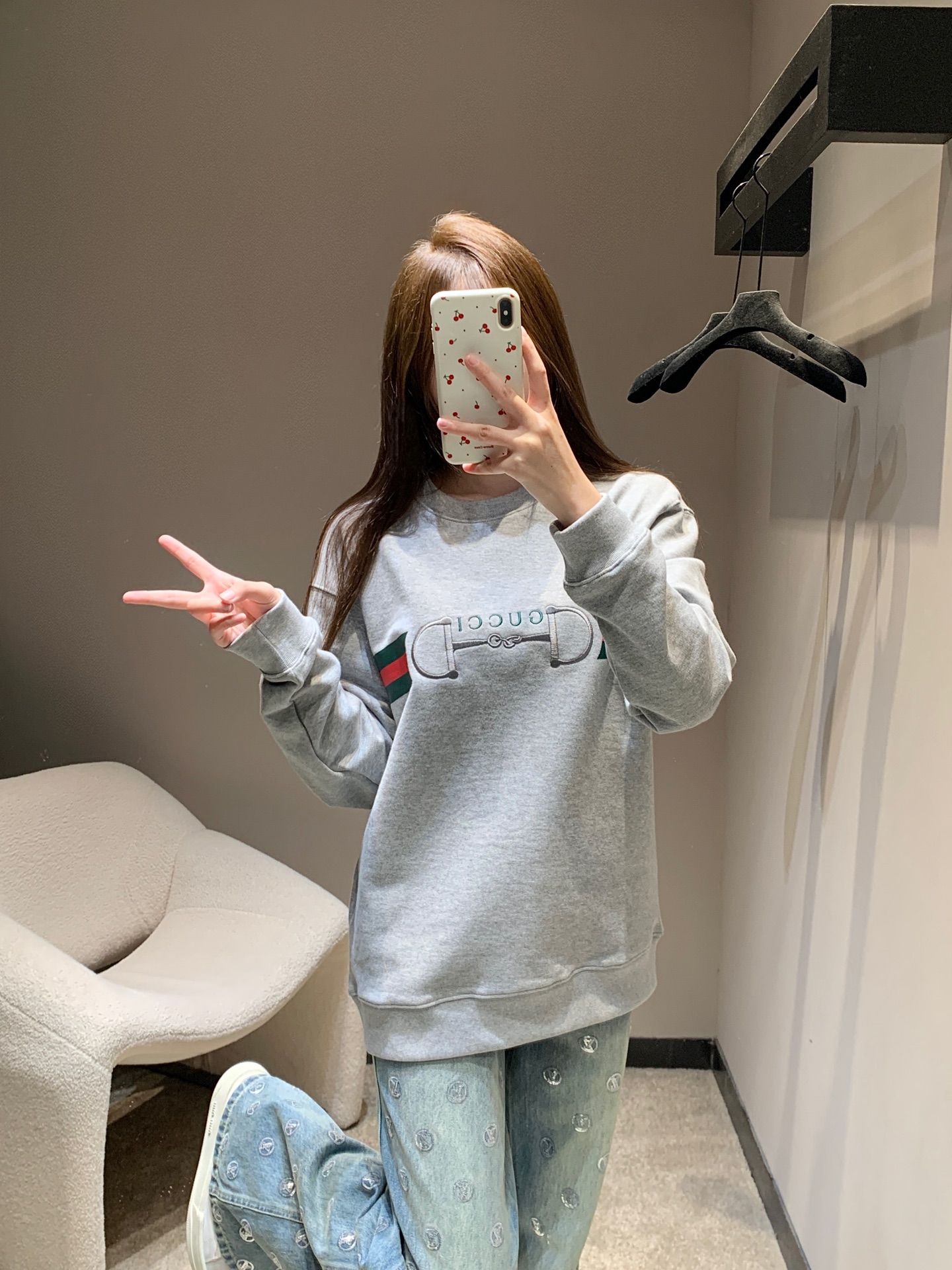 NO:629992,Gucc* 2025FW new autumn and winter equestrian buckle letter embroidered round neck sweatshirt丨Exclusively developed by yb!  High quality production!  Light gray tone terry cotton fabric, soft but not slumped, oversized and loosely cut to suit various body shapes. The chest is embroidered with letters + classic equestrian buckles, with red and green webbing details. The brand's iconic elements are hidden in a simple version. It is highly recognizable when you look up. Wear the 'vintage logo feel' into daily life!  Available in stock S/M/L,,gucci,versace,hoodie,sweatshirts,alexander wang19860909Gucc* 2025FW秋冬新款 马术扣字母刺绣圆领卫衣丨独家yb开发！高版出品！浅灰调毛圈棉面料,软而不塌,oversize宽松剪裁适配各种身材,胸前是字母+经典马术扣刺绣,搭配红绿织带细节,把品牌标志性元素藏在简约版型里,抬眼就是高辨识度,把“复古标识感”穿成日常！现货发售S/M/L,,gucci,versace,hoodie,sweatshirts,alexander wang,Women's clothing