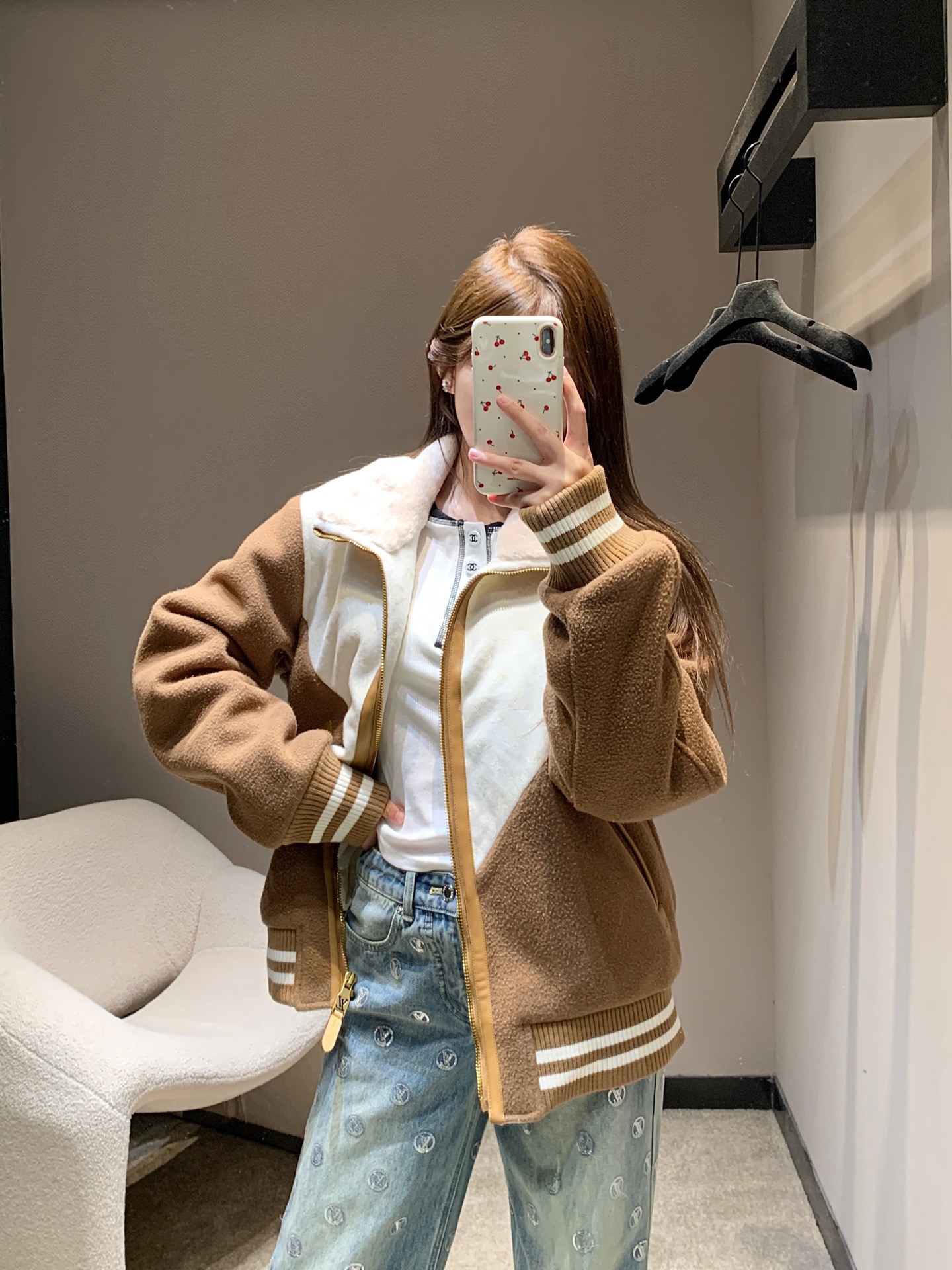 NO:627514,Louis vuitto*25Fw new autumn and winter brown and white wool lapel zipper jacket | Exclusive high-end version!  The brown-toned wool texture has a warm velvet feel, like the gentleness of a caramel latte wrapped around the body; the spliced milky white lapel + cuffs instantly neutralize the heavy feeling, making it neat and white. The classic lapel style is suitable for various inner wear, and the metal zipper + logo hardware is low-key for recognition, and the loose tailoring is not picky.  The body shape and the white cuffs exposed when you raise your hands are carefully considered details - it has the warmth of wool and the neatness of the city. Paired with a turtleneck, it is a perfect commuting style in autumn and winter, and paired with a sweater, it is a relaxed and cool style. One piece can cover half of the autumn and winter looks. Ready for sale in S/M/L, louis  vuitton,hoodie,sweatshirts,jackets & coats,jackets & coats,alexander wang19860909Louis vuitto*25Fw秋冬新款 棕色拼白色羊毛翻领拉链夹克外套丨独家高版出品！棕调羊毛肌理自带暖绒感,像把焦糖拿铁的温柔裹在身上；拼接奶白色翻领+袖口,瞬间中和厚重感,利落又显白.经典翻领版型适配各种内搭,金属拉链+标识五金是低调的辨识度,宽松剪裁不挑身形,抬手时露出的白色袖口是细节小心机——既有羊毛的暖度,又有都市感的利落,搭高领衫是秋冬通勤牌面,配卫衣则是松弛潮酷风,一件承包秋冬半数造型.现货发售S/M/L,,louis vuitton,hoodie,sweatshirts,jackets & coats,jackets & coats,alexander wang,Women's clothing