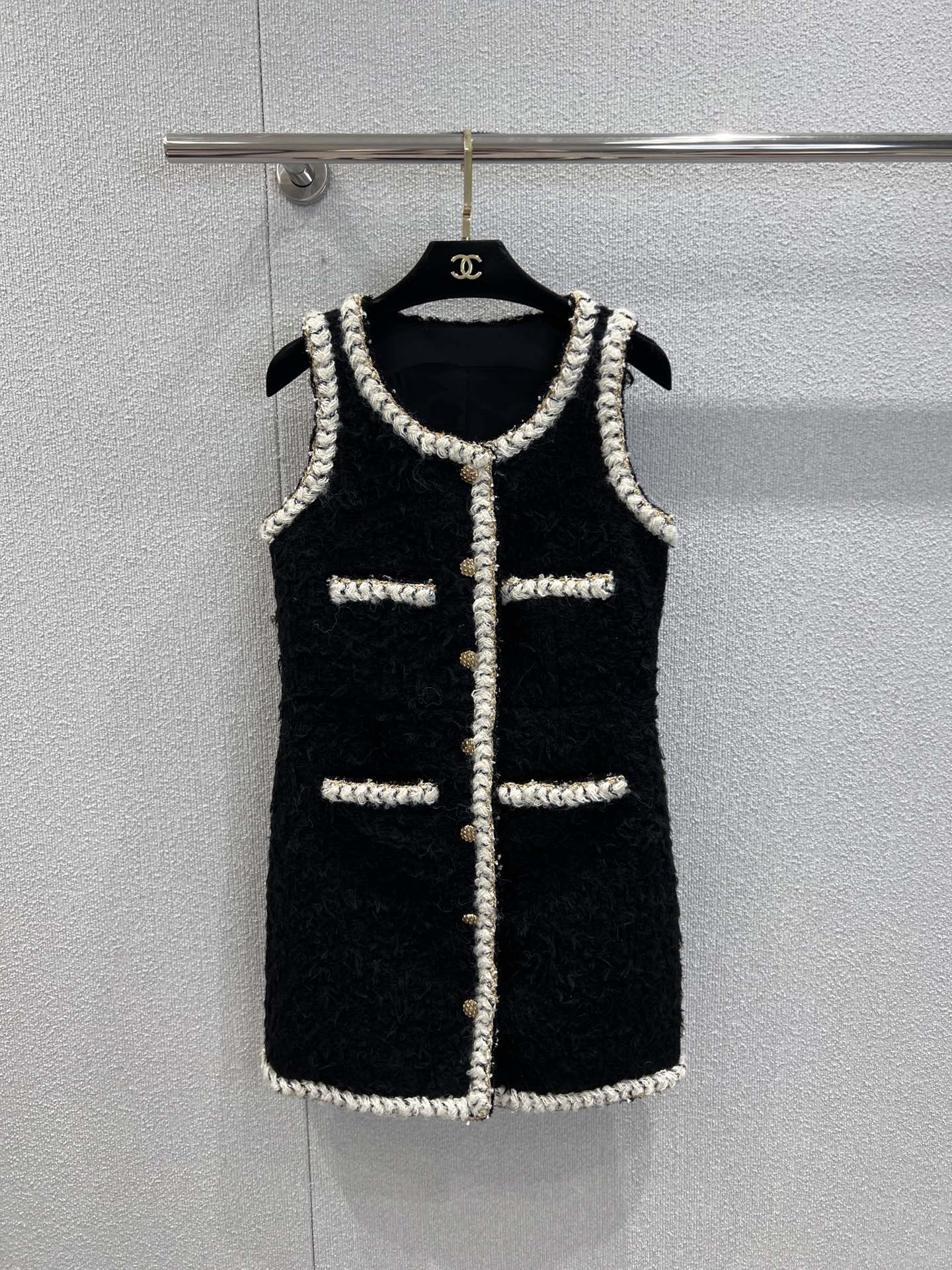 NO:627569,Supports exchange chane* 25K high-end handicraft series black tweed sleeveless dress丨exclusively developed by yb!  High quality production!  It uses the iconic tweed as the base, combined with the texture of black gauze and velvet, to create a fluffy and delicate visual layer. The classic sleeveless silhouette highlights the lines of the shoulders and neck. The beige gold woven piping outlines the placket, pockets and skirt, like a flowing halo on the black skirt; the metal buttons are lined up in order, which is a retro-quality look.  The finishing touch of elegance, the waist cut is just right to wrap up the light waist, the short skirt length is suitable for various body shapes, the fluff sways with the steps when walking, and it has a lazy and noble sense of relaxation. Ready-made S/M/L real shot details, chanel, skirts, alexander  wang19860909支持换款chane* 25K高级手工坊系列 黑色粗花呢无袖连衣裙丨独家yb开发！高版出品！以标志性粗花呢为底,糅合黑纱绒毛质感,织就蓬松又细腻的视觉层次,经典无袖廓形衬出肩颈线条,米金色编织滚边沿门襟、口袋、裙摆勾勒,像给黑裙缀了圈流动的光晕；金属质感纽扣依次排开,是复古优雅的点睛之笔,收腰剪裁恰好裹出轻盈腰肢,短款裙长适配各种身形,走动时绒毛随步伐轻晃,自带慵懒又贵气的松弛感.现货发售S/M/L实拍细节图,,chanel,skirts,alexander wang,Women's clothing