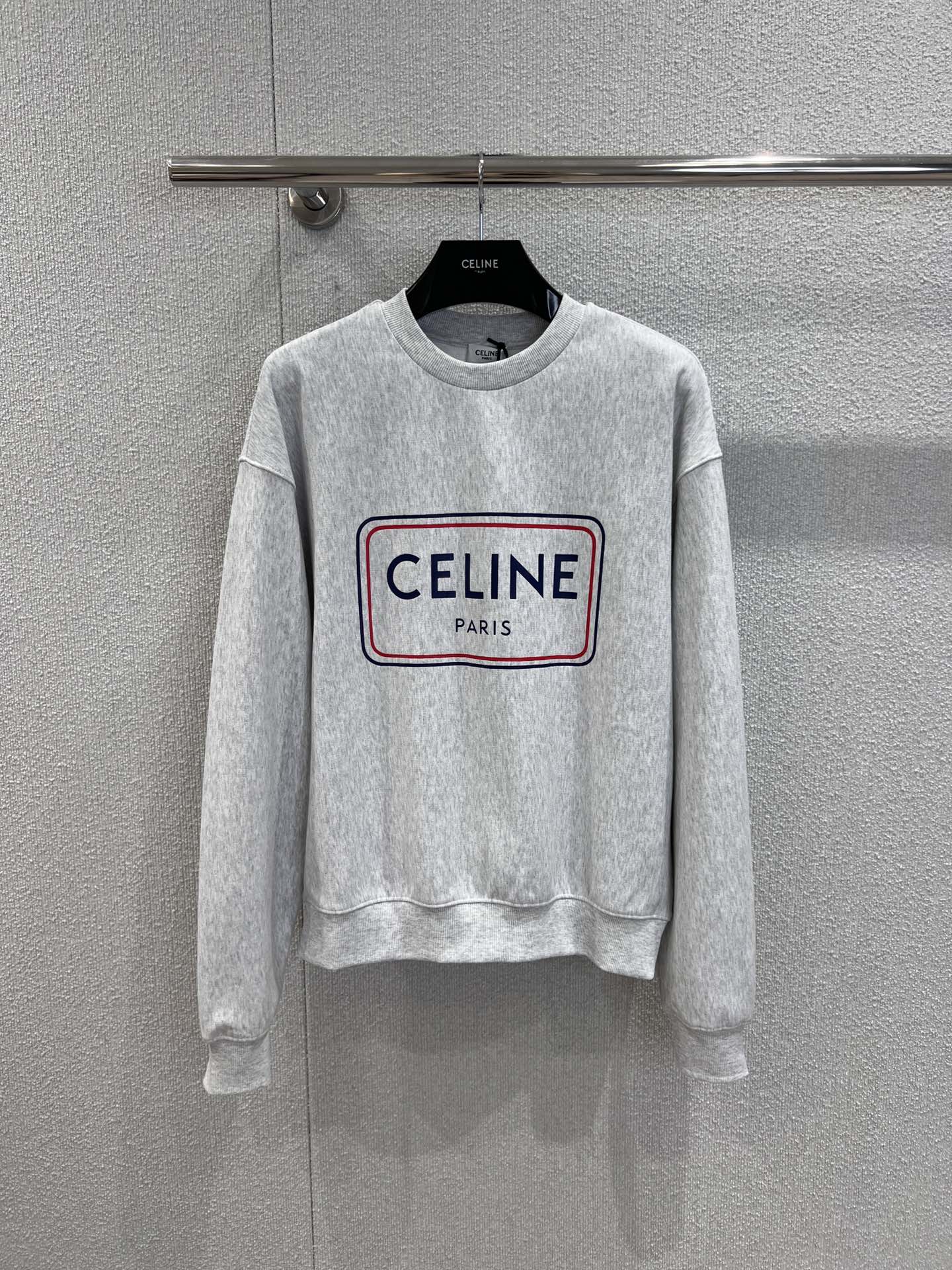 NO:630091,Supports exchange Celin* 25FW new autumn and winter printed loose cotton sweatshirt丨Exclusively developed by yb!  High quality production!  The chest is printed with a contrasting frame. The blue and red color scheme is retro and eye-catching. It is simple and recognizable. The cotton blended fabric is soft and bony. The gray-toned distressed texture has a 'worn-in tenderness'. It is comfortable against the skin without looking bloated. The oversize loose tailoring + dropped shoulder design is compatible with all kinds of designs.  The figure can be worn alone to create a casual atmosphere, or layered with inner layers (such as turtleneck bottoms) to adapt to the temperature difference between autumn and winter. Ready-made S/M/L real shot details, celine, versace, hoodie, sweatshirts, alexander  wang19860909支持换款 Celin* 25FW秋冬新款 印花宽松棉质卫衣丨独家yb开发！高版出品！胸前是撞色框线包裹的印花,蓝红配色复古又亮眼,简约中自带辨识度,棉质混纺面料,软而有骨感,灰调做旧纹理自带“被穿旧的温柔”,贴肤舒适又不显臃肿.oversize宽松剪裁+落肩设计,兼容各种身材,既能单穿营造随性氛围,也能叠穿内搭（比如高领打底）适配秋冬温差.现货发售S/M/L实拍细节图,,celine,versace,hoodie,sweatshirts,alexander wang,Women's clothing