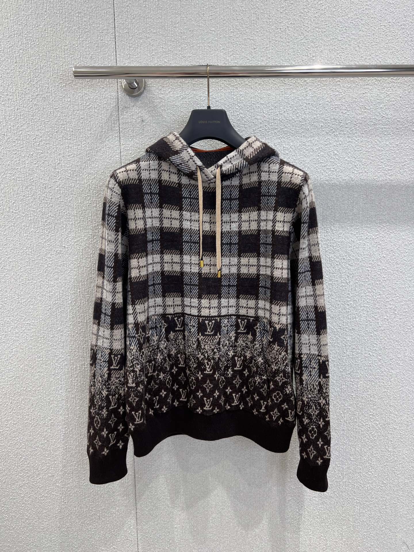 NO:630083,Support exchange Louis Vuitt*n 25FW new autumn and winter presbyopic gradient plaid hooded sweatshirt丨Exclusively developed by yb!  High quality production!  The upper part is a dark and light black and brown checkered pattern, with a sense of autumn and winter atmosphere; the hem is gradually smudged with presbyopia, which is low-key and full of brand recognition. The oversize dropped shoulder tailoring is compatible with both men and women's figures. The hood + drawstring (with full metal rope head details) welds laziness and sophistication to the body. Ready-made S/M/L real shot details, louis vuitton, versace, hoodie, sweatshirts, hats, alexander wang19860909支持换款 Louis Vuitt*n 25FW秋冬新款 老花渐变格纹连帽卫衣丨独家yb开发！高版出品！上半部分是深浅交织的黑棕格纹,自带秋冬氛围感；下摆渐变晕染老花,低调中藏满品牌辨识度,oversize落肩剪裁,兼容男女身材,连帽+抽绳（金属绳头细节拉满）,把慵懒和精致焊在身上.现货发售S/M/L实拍细节图,,louis vuitton,versace,hoodie,sweatshirts,hats,alexander wang,Women's clothing