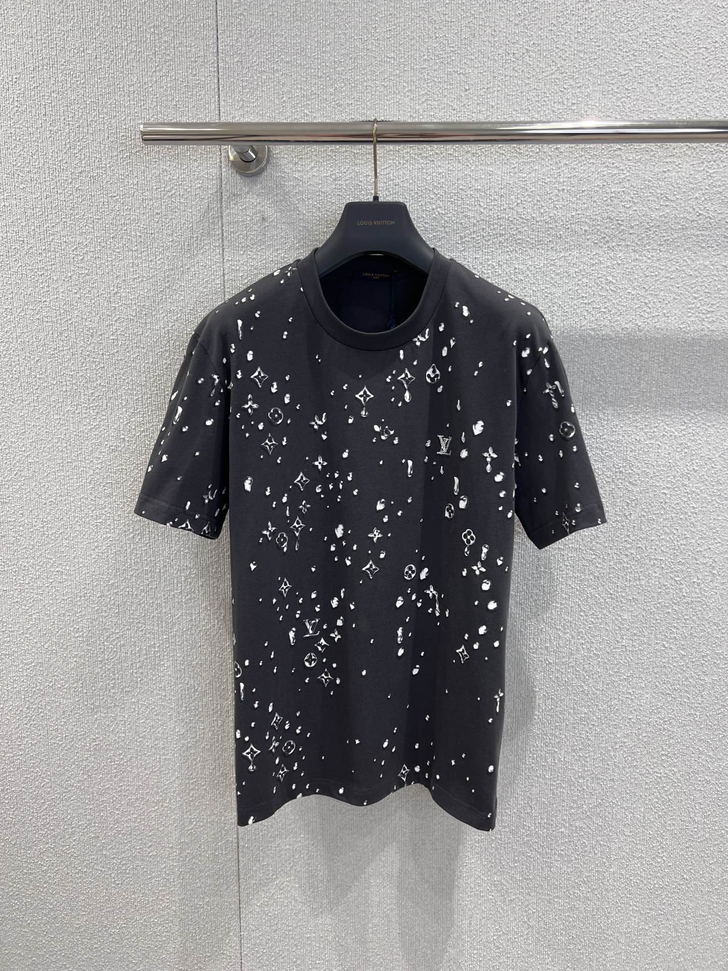 NO:630054,Support exchange Louis Vuitt*n 26Ss early spring new style starry water drop printed round neck T-shirt丨Exclusive high-end version!  Soft draping cotton material, oversize loose version that is not flattering on the figure, all-over water drop-shaped prints, hidden classic elements such as Monogram and four-leaf flowers, with partial rhinestone-inlaid logos, which reflect the light with shredded luster, low-key and eye-catching; not flashy for daily wear, and self-recognizable when out on the street. Ready for sale S/M/L real shot details, louis vuitton, versace, tees, t-shirt, alexander wang19860909支持换款 Louis Vuitt*n 26Ss早春新款 满天星水滴印花圆领T恤丨独家高版出品！软垂棉料,oversize宽松版型不挑身材,满印水滴状印花里,藏着 Monogram、四叶花等经典元素,搭配局部水钻镶嵌的标识,随光线折射出细碎光泽,低调又吸睛；日常穿不浮夸,出街又自带辨识度.现货发售S/M/L实拍细节图,,louis vuitton,versace,tees，t-shirt,alexander wang,Women's clothing