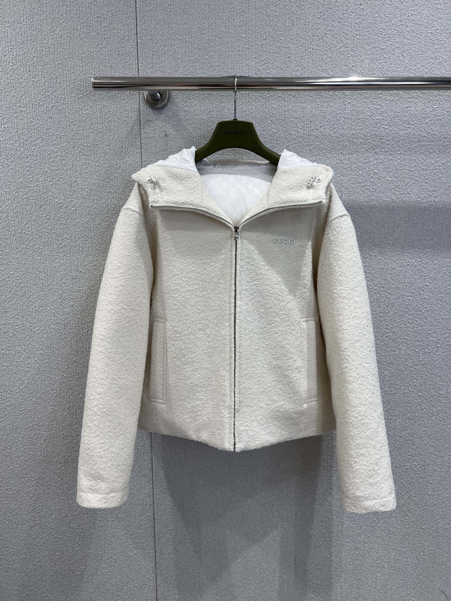 NO:630075,Supports exchange Gucc* 25FW new autumn and winter milky white wool hooded jacket丨exclusively developed by yb!  High quality production!  93 wool blended velvet, with its own 'soft fufu air', oversize dropped shoulders + short tailoring, low-key micro-marked dark pattern + metal drawstring buckle, GG dark pattern hidden in the hood, zipper/pocket are all treated with the same color invisible, simple and sophisticated!  Ready sale S/M/L real shot details,,gucci,versace,jackets & coats,hats,alexander wang19860909支持换款 Gucc* 25FW秋冬新款 奶白羊毛绒连帽夹克丨独家yb开发！高版出品！93羊毛混纺绒,自带“软fufu的空气感”,oversize落肩+短款剪裁,低调微标暗纹+金属抽绳扣,连帽里衬藏着GG暗纹,拉链/口袋都做了同色系隐形处理,简约里全是精致小心机！现货发售S/M/L实拍细节图,,gucci,versace,jackets & coats,hats,alexander wang,Women's clothing
