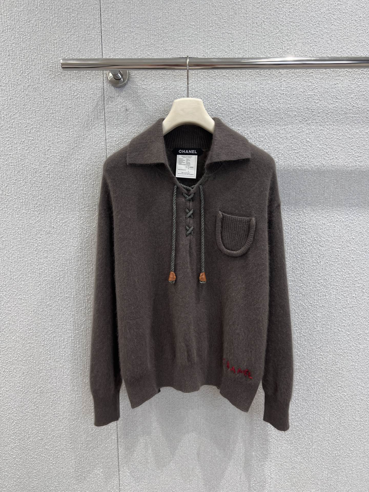 NO:629991,Supports exchange of Chan*l 26SS early spring new style lapel lace-up sweater丨Exclusive high-end version!  The gray-toned raccoon velvet blended fabric has a fluffy and soft mist feel, which is soft against the skin but not collapsed; the red letter embroidery on the hem is a low-key yet eye-catching brand logo; the mixed design of lapel + hood breaks the rigidity of traditional knitting; the hemp rope tie + leather pendant on the collar can switch between 'casual exposure' or 'gentle wrapping' atmosphere depending on the elasticity of the tie!  Ready-made S/M/L real shot details,,chanel,hats,alexander wang19860909支持换款 Chan*l 26SS早春新款 翻领系带针织衫丨独家高版出品！灰调浣熊绒混纺面料,自带蓬松柔雾感,贴肤软而不塌；下摆处红色字母刺绣,是低调又醒目的品牌标识；翻领+连帽的混搭设计,打破传统针织的刻板感；领口麻绳系带+皮质吊饰,随系带松紧切换“随性露肤”或“温柔包裹”的氛围！现货发售S/M/L实拍细节图,,chanel,hats,alexander wang,Women's clothing