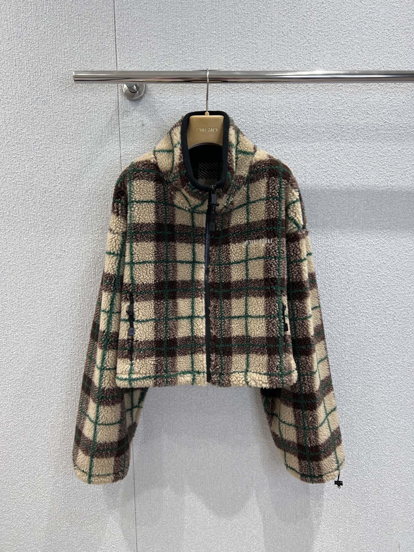 NO:628611,Support exchange MiuMi* 25FW new autumn and winter retro plaid teddy velvet short jacket丨Exclusively developed by yb!  High quality production!  The plaid color scheme of khaki + dark green + dark brown, the low saturation color system is gentle and high-end, with the texture of fluffy lamb wool. The upper hand is soft and wrapped in clouds. It is full of warmth and does not appear bloated at all - short cut + drawstring waist, easy to wear high waistline, small people can also feel neat. This piece directly adds to the autumn and winter atmosphere. Ready for sale S/M/L real shot details, miumiu, jackets &  coats,alexander wang19860909支持换款 MiuMi* 25FW秋冬新款 复古格纹泰迪绒短款外套丨独家yb开发！高版出品！卡其+墨绿+深棕的格纹配色,低饱和色系温柔又高级,蓬松羊羔毛质感,上手是裹在云朵里的软绵,保暖力拉满的同时,完全不会显臃肿——短款剪裁+抽绳收腰,轻松穿出高腰线,小个子也能拿捏利落感.这一件直接把秋冬氛围感拉满现货发售S/M/L实拍细节图,,miumiu,jackets & coats,alexander wang,Women's clothing