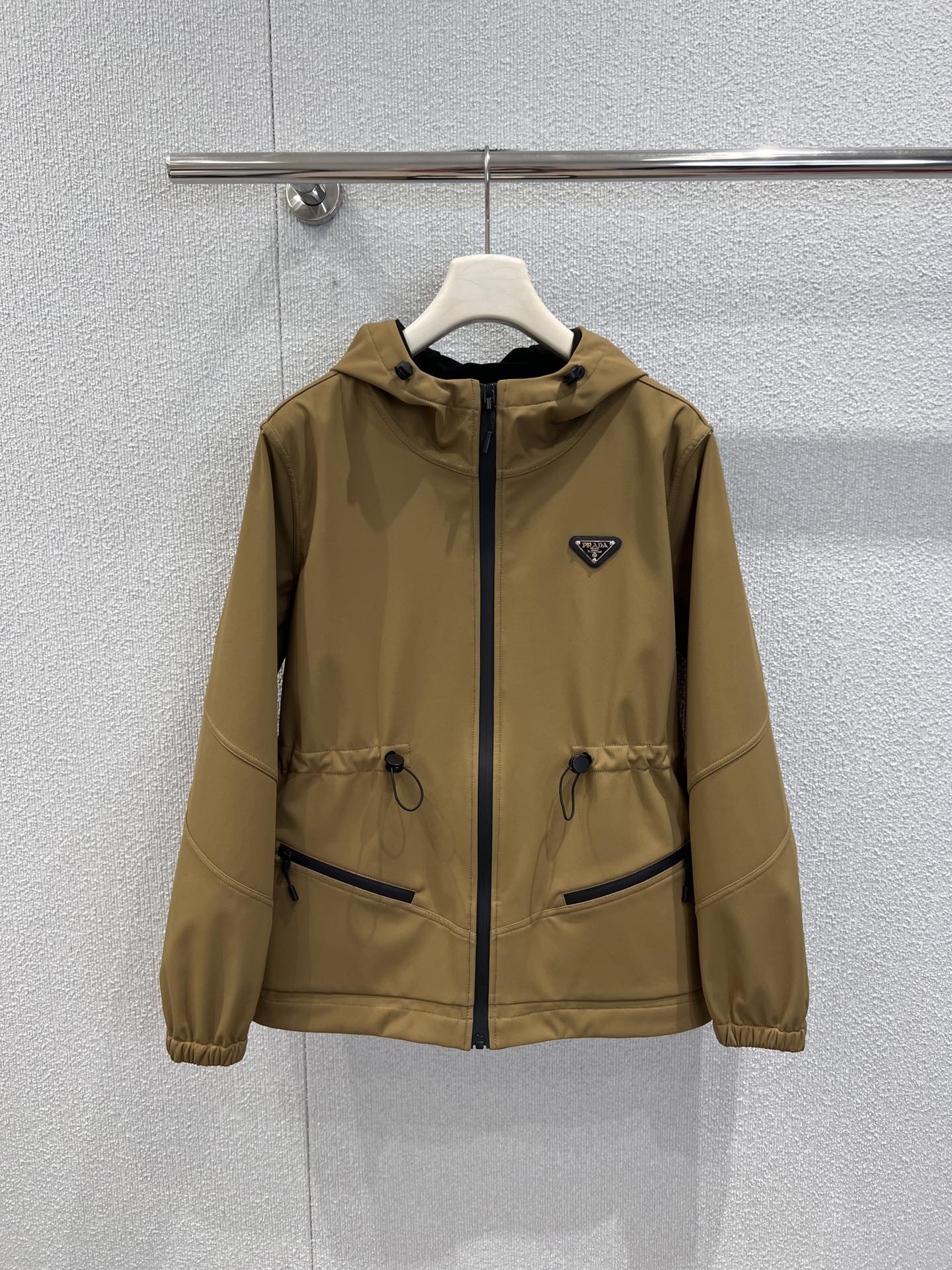 NO:630036,Support for exchange Prad* 26SS early spring new style triangular waist hooded windbreaker jacket丨Exclusive high-end version!  The iconic triangle logo is a low-key finishing touch, and the hood and drawstring waist are the 'code of atmosphere' - tighten it for a neat and slim waist, let it go for a lazy and casual style; hidden zipper pockets + elastic cuff design, taking into account practicality and exquisite details, it is full of texture when wearing and taking off. Ready-made S/M/L real shot details, prada, jackets & coats, hats, alexander wang19860909支持换款 Prad* 26SS早春新款 三角标收腰连帽风衣外套丨独家高版出品！标志性三角标低调点睛,连帽+抽绳收腰是“氛围感密码”——抽紧是利落小腰精,放开是慵懒随性风；隐藏式拉链口袋+袖口松紧设计,兼顾实用性与精致细节,穿脱间全是质感.现货发售S/M/L实拍细节图,,prada,jackets & coats,hats,alexander wang,Women's clothing
