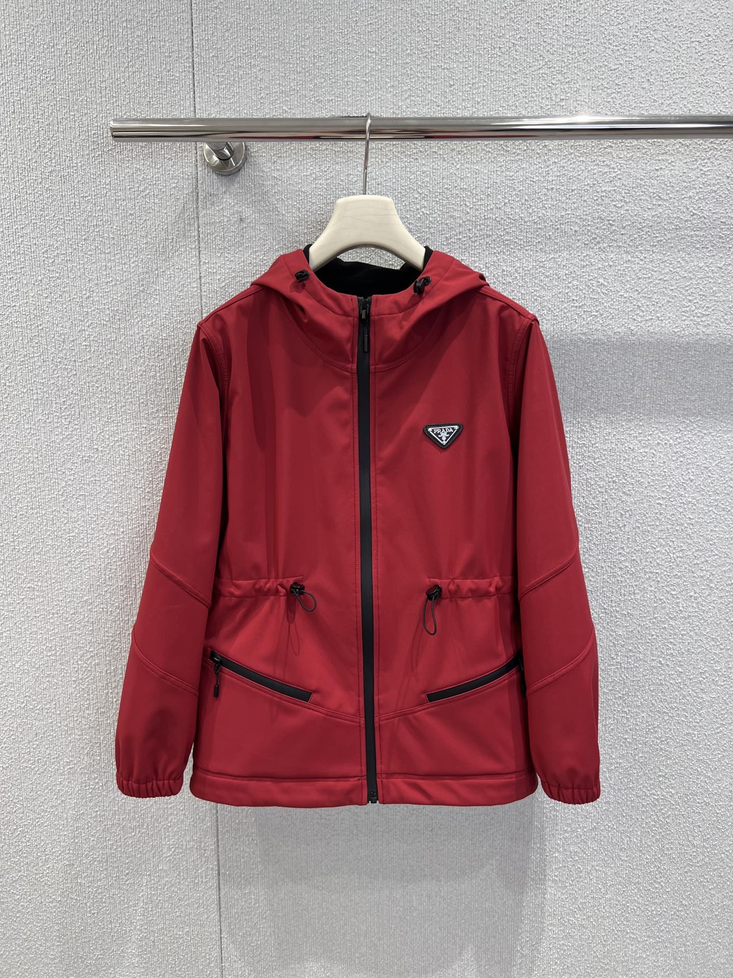 NO:630026,Support for exchange Prad* 26SS early spring new style triangular waist hooded windbreaker jacket丨Exclusive high-end version!  The iconic triangle logo is a low-key finishing touch, and the hood and drawstring waist are the 'code of atmosphere' - tighten it for a neat and slim waist, let it go for a lazy and casual style; hidden zipper pockets + elastic cuff design, taking into account practicality and exquisite details, it is full of texture when wearing and taking off. Ready-made S/M/L real shot details, prada, jackets & coats, hats, alexander wang19860909支持换款 Prad* 26SS早春新款 三角标收腰连帽风衣外套丨独家高版出品！标志性三角标低调点睛,连帽+抽绳收腰是“氛围感密码”——抽紧是利落小腰精,放开是慵懒随性风；隐藏式拉链口袋+袖口松紧设计,兼顾实用性与精致细节,穿脱间全是质感.现货发售S/M/L实拍细节图,,prada,jackets & coats,hats,alexander wang,Women's clothing