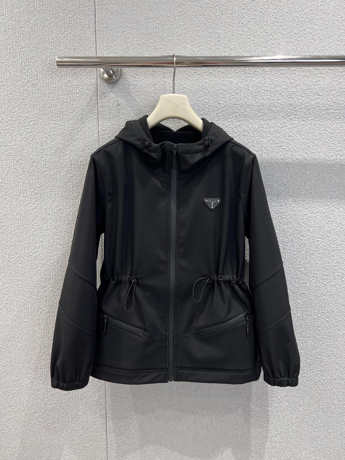 NO:630046,Support for exchange Prad* 26SS early spring new style triangular waist hooded windbreaker jacket丨Exclusive high-end version!  The iconic triangle logo is a low-key finishing touch, and the hood and drawstring waist are the 'code of atmosphere' - tighten it for a neat and slim waist, let it go for a lazy and casual style; hidden zipper pockets + elastic cuff design, taking into account practicality and exquisite details, it is full of texture when wearing and taking off. Ready-made S/M/L real shot details, prada, jackets & coats, hats, alexander wang19860909支持换款 Prad* 26SS早春新款 三角标收腰连帽风衣外套丨独家高版出品！标志性三角标低调点睛,连帽+抽绳收腰是“氛围感密码”——抽紧是利落小腰精,放开是慵懒随性风；隐藏式拉链口袋+袖口松紧设计,兼顾实用性与精致细节,穿脱间全是质感.现货发售S/M/L实拍细节图,,prada,jackets & coats,hats,alexander wang,Women's clothing