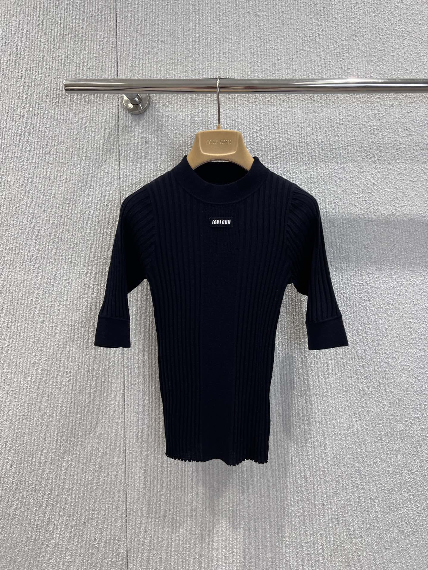 NO:628657,Support exchange Miumi* 26Ss new early spring micro-label thread wool knit top | Exclusively developed by yb!  High quality production!  The ribbed knitted fabric is soft and delicate, and the slim fit is super slim. The three-quarter sleeve design just exposes the wrist, and the small details add a sense of sophistication. The fake high collar and half raglan design are both warm and fashionable, and are completely sufficient for daily commuting. The knitted logo patch is low-key and recognizable. Wear it and you will look like a walking Miu girl. Ready-made S/M/L real shot details,, miumiu, alexander wang19860909支持换款 Miumi* 26Ss早春新款 微标螺纹羊毛针织上衣丨独家yb开发！高版出品！罗纹针织面料柔软细腻,修身版型超显瘦,七分袖设计刚好露出手腕,小细节拉满精致感.假高领和半插肩设计,既保暖又时髦,日常通勤完全够用.针织徽标贴饰低调又有辨识度,穿上它就是行走的Miu系女孩现货发售S/M/L实拍细节图,,miumiu,alexander wang,Women's clothing