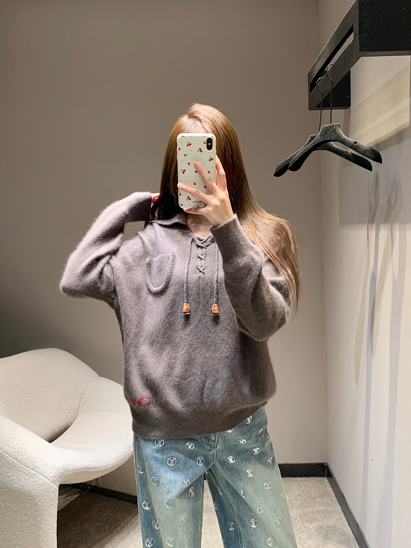 NO:629994,Chan*l 26SS new early spring lapel lace-up sweater丨Exclusive high-end version!  The gray-toned raccoon velvet blended fabric has a fluffy and soft mist feel, which is soft against the skin but not collapsed; the red letter embroidery on the hem is a low-key yet eye-catching brand logo; the mixed design of lapel + hood breaks the rigidity of traditional knitting; the hemp rope tie + leather pendant on the collar can switch between 'casual exposure' or 'gentle wrapping' atmosphere depending on the elasticity of the tie!  Available in stock S/M/L,,chanel,hats,alexander wang19860909Chan*l 26SS早春新款 翻领系带针织衫丨独家高版出品！灰调浣熊绒混纺面料,自带蓬松柔雾感,贴肤软而不塌；下摆处红色字母刺绣,是低调又醒目的品牌标识；翻领+连帽的混搭设计,打破传统针织的刻板感；领口麻绳系带+皮质吊饰,随系带松紧切换“随性露肤”或“温柔包裹”的氛围！现货发售S/M/L,,chanel,hats,alexander wang,Women's clothing