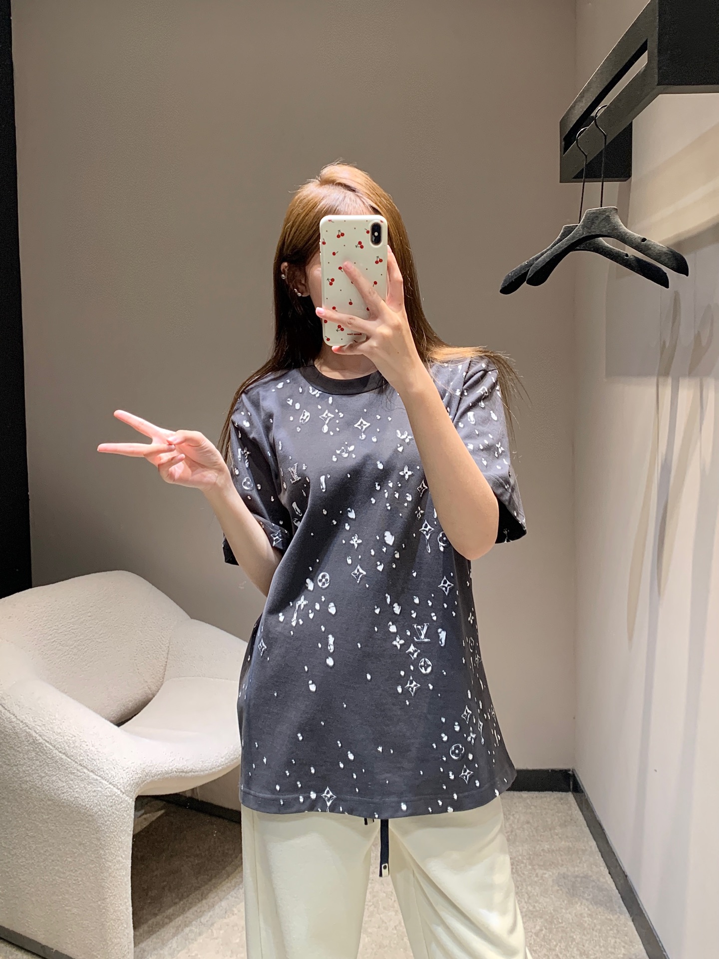 NO:630058,Louis Vuitt*n 26Ss early spring new style starry water drop printed round neck T-shirt丨Exclusive high-end version!  Soft draping cotton material, oversize loose version that is not flattering on the body shape, full-print water drop-shaped print, hidden classic elements such as Monogram and four-leaf flowers, with partial rhinestone-inlaid logo, which reflects the fine luster with the light, low-key and eye-catching; it is not flashy for daily wear, and has its own recognition when going out. Ready for sale S/M/L, Louis Vuitton, versace, tees, t-shirt, alexander wang19860909Louis Vuitt*n 26Ss早春新款 满天星水滴印花圆领T恤丨独家高版出品！软垂棉料,oversize宽松版型不挑身材,满印水滴状印花里,藏着 Monogram、四叶花等经典元素,搭配局部水钻镶嵌的标识,随光线折射出细碎光泽,低调又吸睛；日常穿不浮夸,出街又自带辨识度.现货发售S/M/L,,louis vuitton,versace,tees，t-shirt,alexander wang,Women's clothing