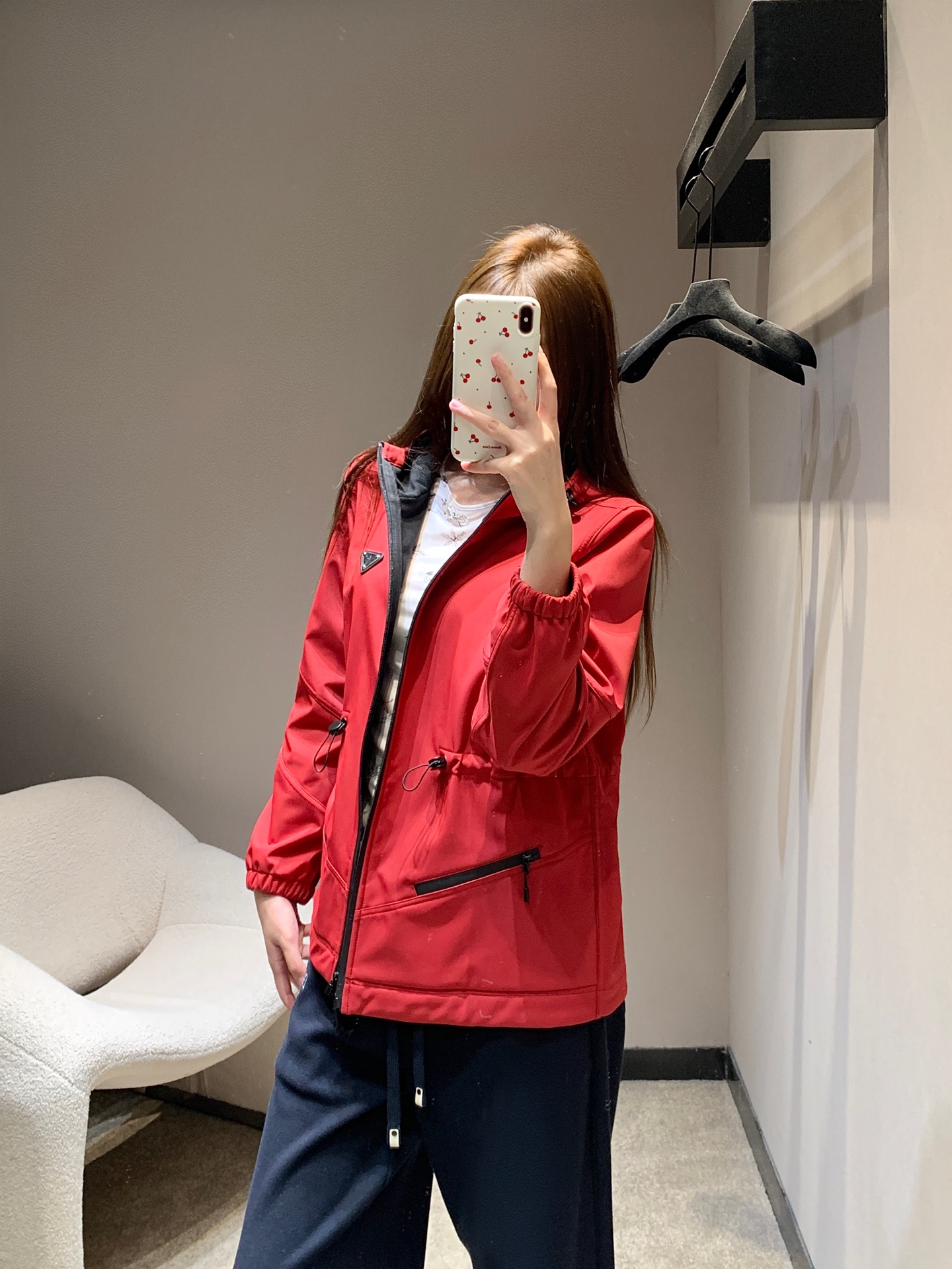 NO:630031,Prad* 26SS early spring new style triangular waist hooded windbreaker jacket丨Exclusive high-end version!  The iconic triangle logo is a low-key finishing touch. The hood and drawstring waist are the 'code of atmosphere' - tighten it for a neat and slim waist, loosen it for a lazy and casual style; hidden zipper pockets + elastic cuff design, taking into account practicality and exquisite details, it is full of texture when wearing and taking off. Ready for sale S/M/L,, prada, jackets & coats, hats, alexander wang19860909Prad* 26SS早春新款 三角标收腰连帽风衣外套丨独家高版出品！标志性三角标低调点睛,连帽+抽绳收腰是“氛围感密码”——抽紧是利落小腰精,放开是慵懒随性风；隐藏式拉链口袋+袖口松紧设计,兼顾实用性与精致细节,穿脱间全是质感.现货发售S/M/L,,prada,jackets & coats,hats,alexander wang,Women's clothing