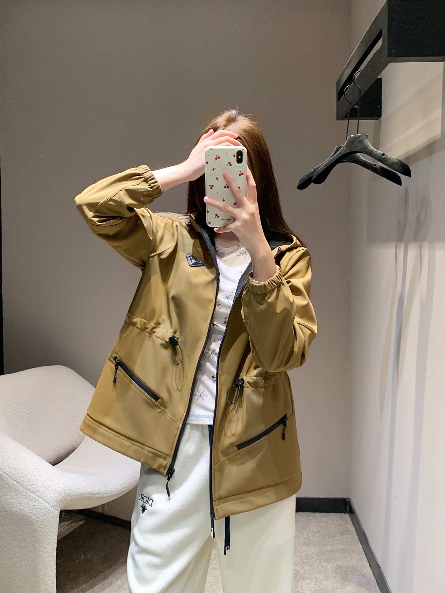 NO:630041,Prad* 26SS early spring new style triangular waist hooded windbreaker jacket丨Exclusive high-end version!  The iconic triangle logo is a low-key finishing touch. The hood and drawstring waist are the 'code of atmosphere' - tighten it for a neat and slim waist, loosen it for a lazy and casual style; hidden zipper pockets + elastic cuff design, taking into account practicality and exquisite details, it is full of texture when wearing and taking off. Ready for sale S/M/L,, prada, jackets & coats, hats, alexander wang19860909Prad* 26SS早春新款 三角标收腰连帽风衣外套丨独家高版出品！标志性三角标低调点睛,连帽+抽绳收腰是“氛围感密码”——抽紧是利落小腰精,放开是慵懒随性风；隐藏式拉链口袋+袖口松紧设计,兼顾实用性与精致细节,穿脱间全是质感.现货发售S/M/L,,prada,jackets & coats,hats,alexander wang,Women's clothing