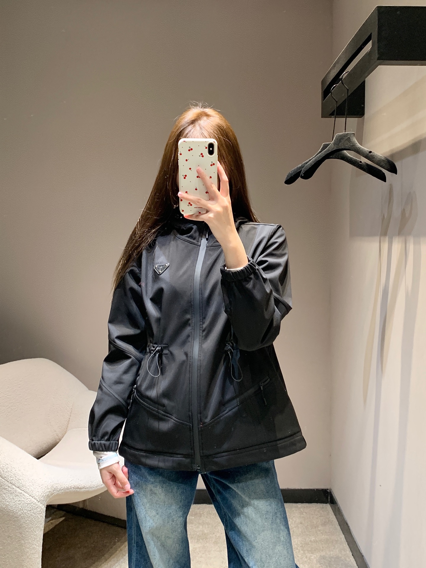 NO:630050,Prad* 26SS early spring new style triangular waist hooded windbreaker jacket丨Exclusive high-end version!  The iconic triangle logo is a low-key finishing touch. The hood and drawstring waist are the 'code of atmosphere' - tighten it for a neat and slim waist, loosen it for a lazy and casual style; hidden zipper pockets + elastic cuff design, taking into account practicality and exquisite details, it is full of texture when wearing and taking off. Ready for sale S/M/L,, prada, jackets & coats, hats, alexander wang19860909Prad* 26SS早春新款 三角标收腰连帽风衣外套丨独家高版出品！标志性三角标低调点睛,连帽+抽绳收腰是“氛围感密码”——抽紧是利落小腰精,放开是慵懒随性风；隐藏式拉链口袋+袖口松紧设计,兼顾实用性与精致细节,穿脱间全是质感.现货发售S/M/L,,prada,jackets & coats,hats,alexander wang,Women's clothing