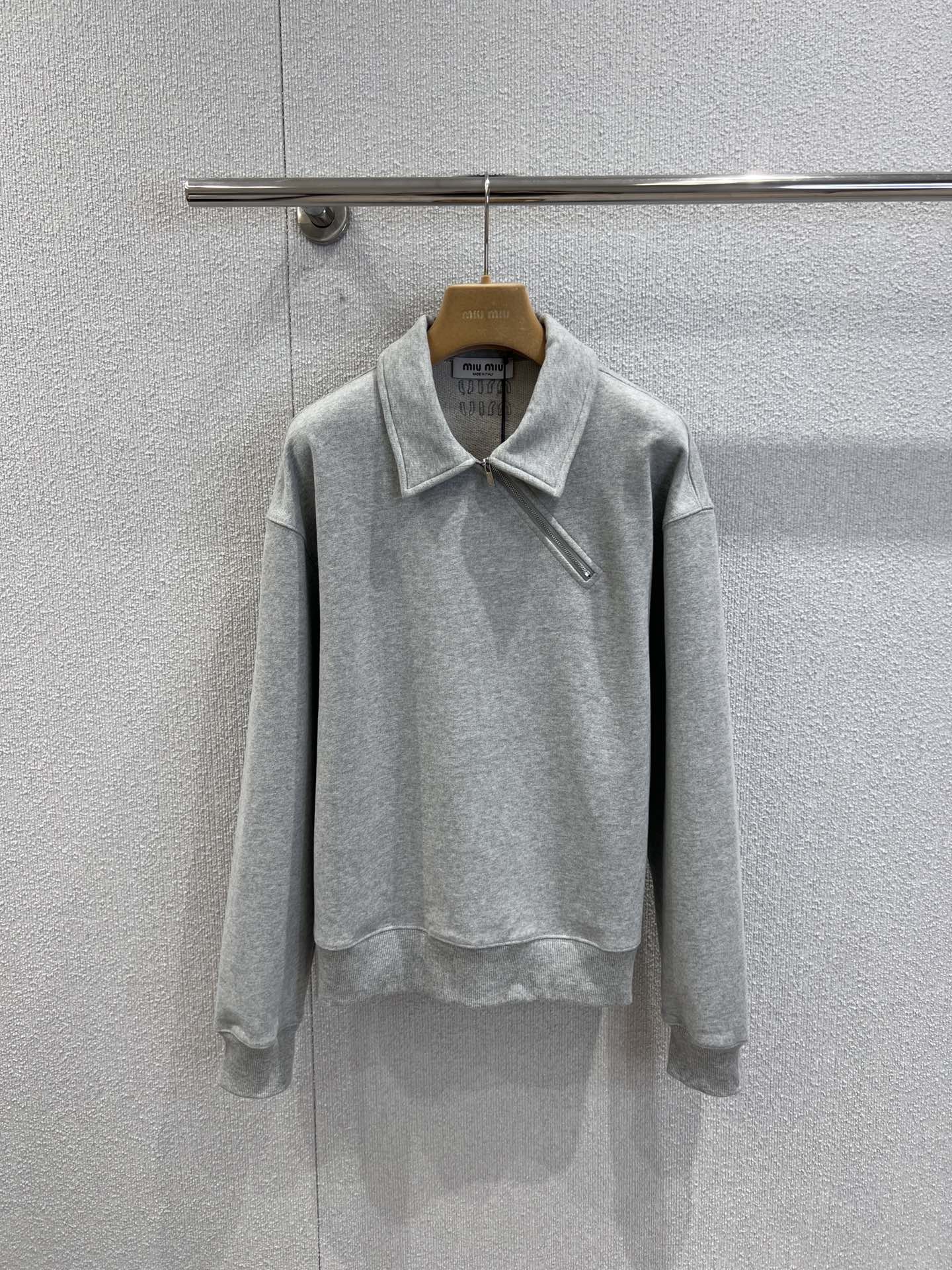 NO:656344,Support exchange MiuM*u 26SS early spring new light gray side zipper lapel sweatshirt丨Exclusive high-end version!  The soft but not collapsed terry fabric is skin-friendly. The light gray distressed sweatshirt comes with a lazy filter. The side zipper + lapel design hides Miu-style security. The oversize silhouette covers the flesh without weighing down the body, which is a cool aesthetic that even sweet girls can control. Ready-made S/M/L real shot details, miumiu, versace, hoodie, sweatshirts, alexander wang19860909支持换款 MiuM*u 26SS早春新款 浅灰色侧拉链翻领卫衣丨独家高版出品！软而不塌的毛圈面料贴肤亲肤,浅灰色做旧卫衣自带慵懒滤镜,侧拉链+翻领设计藏着Miu式小心机,oversize廓形遮肉又不压个子是甜妹也能驾驭的酷感美学.现货发售S/M/L实拍细节图,,miumiu,versace,hoodie,sweatshirts,alexander wang,Women's clothing