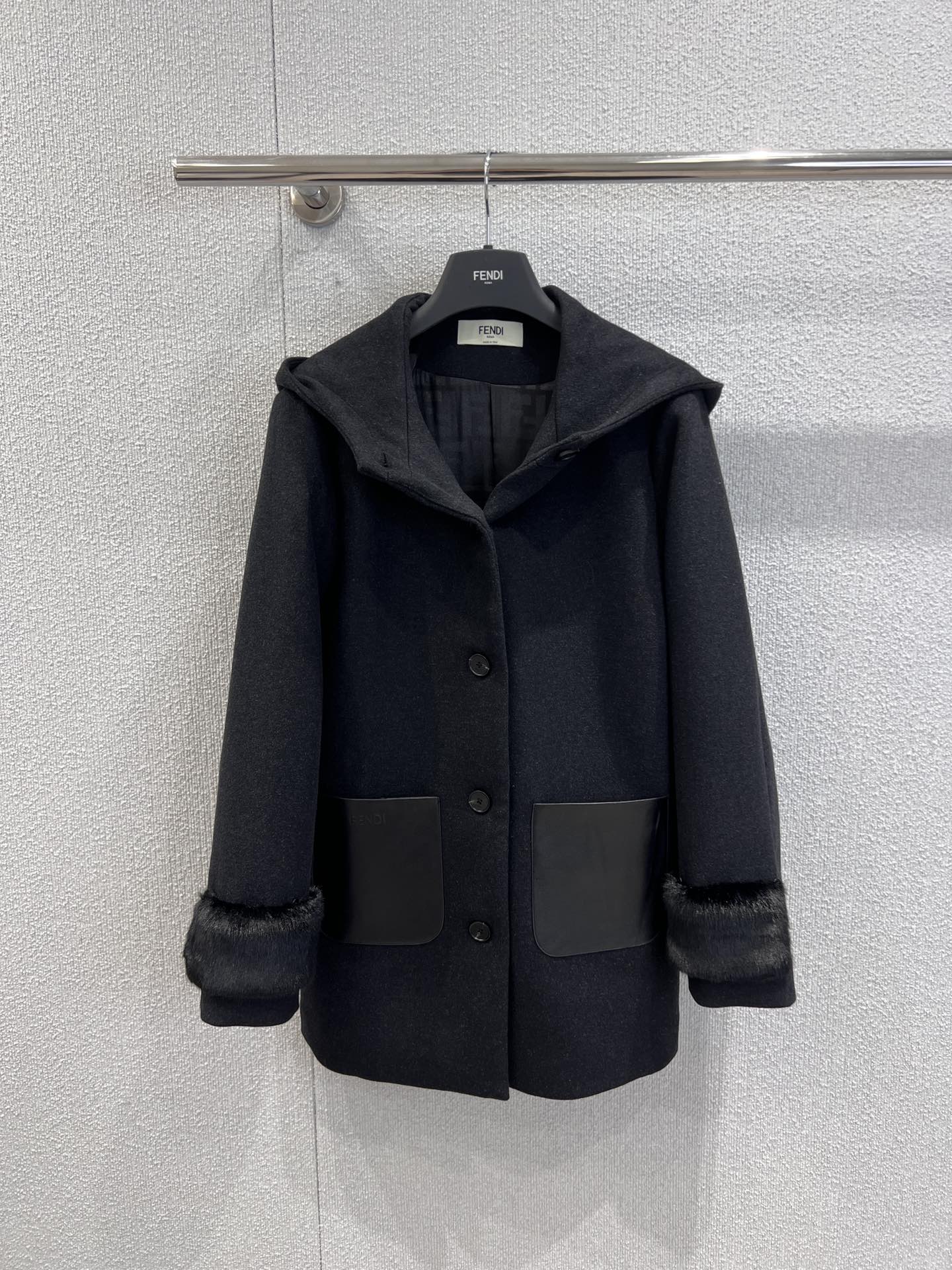 NO:656365,Support exchange Fend* 25FW new autumn and winter hooded spliced ​​sleeve mid-length woolen jacket丨Exclusive high-end version!  The lining is made of 'full-print double F dark pattern fabric + pure black matte fabric' collision design, and the body is made of wool blend material. The double-pocket leather logo has a low-key texture that reveals the brand's iconic recognition. The loose hooded version is suitable for a variety of body shapes. The mid-length dress is both warm and decorative. The single-breasted lettering and fur sleeves are full of details. It is loose and does not appear bloated and dragging!  Ready-made S/M/L real shot details, fendi, jackets & coats, hats, alexander wang19860909支持换款Fend* 25FW秋冬新款 连帽拼接袖中长款呢外套丨独家高版出品！里衬采用「满印双F暗纹面料+纯黑哑光面料」撞接设计,体表羊毛混纺材质 双口袋皮革Logo低调肌理中透出品牌标志性辨识度,宽松连帽版型适配多元身形,中长衣长兼顾保暖与修饰比例,单排扣刻字 毛袖拼细节感拉满 宽松又不显臃肿拖沓！现货发售S/M/L实拍细节图,,fendi,jackets & coats,hats,alexander wang,Women's clothing
