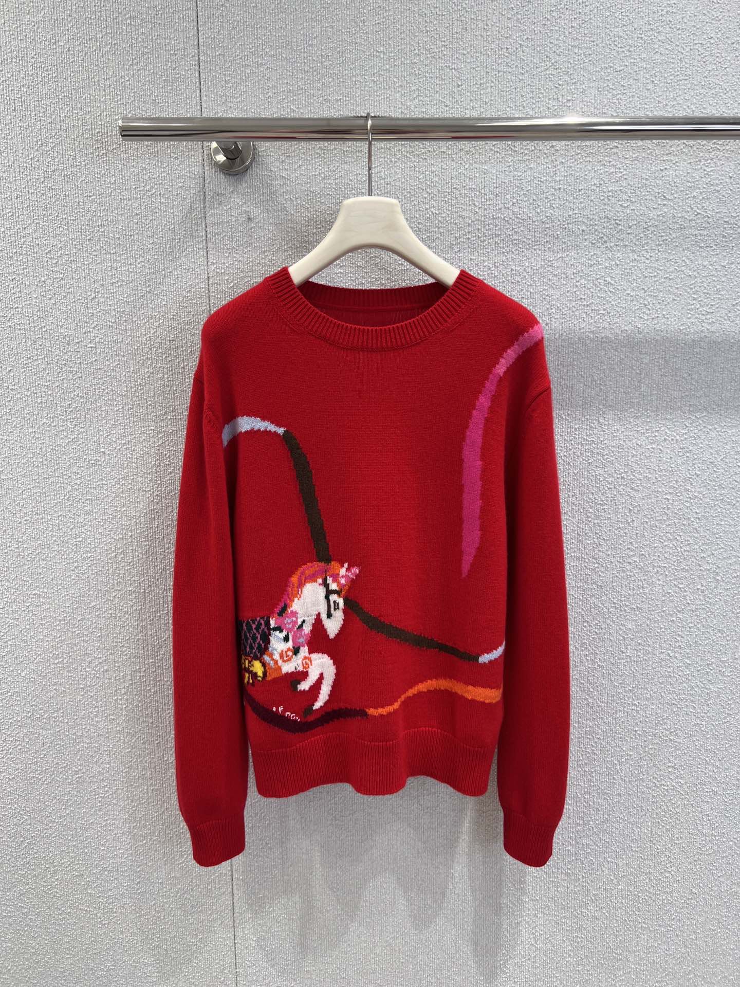 NO:656343,Support exchange ERD*S 25FW new autumn and winter zodiac jacquard round neck cashmere sweater丨Exclusive high-end version!  The limited edition zodiac jacquard will hit the girl's heart at first sight. The delicate cashmere and wool blended fabric feels like a cloud wrapped in it, which is warm against the skin but not stuffy. The loose and slightly off-the-shoulder version hides the flesh without weighing down the figure. It can be worn over a shirt for a lazy layering, or it can be worn alone.  Full of gentleness and relaxation. It has the ingenuity of being limited to the zodiac and the warm and waxy texture of cashmere. It is an effortless gentle brand that can be worn casually ~ ready-made S/M/L real shot details, shirts, alexander  wang19860909支持换款 ERD*S 25FW秋冬新款 生肖提花圆领羊绒衫丨独家高版出品！限定生肖提花,一眼戳中少女心,细腻羊绒羊毛混纺面料,摸上去像裹了团云朵,贴肤暖而不闷；宽松微落肩的版型,藏肉又不压个子,套在衬衫外是慵懒叠穿,单穿也能撑满温柔松弛感.既有生肖限定的巧思,又有羊绒的暖糯质感,随便穿穿都是毫不费力的温柔牌~现货发售S/M/L实拍细节图,,shirts,alexander wang,Women's clothing