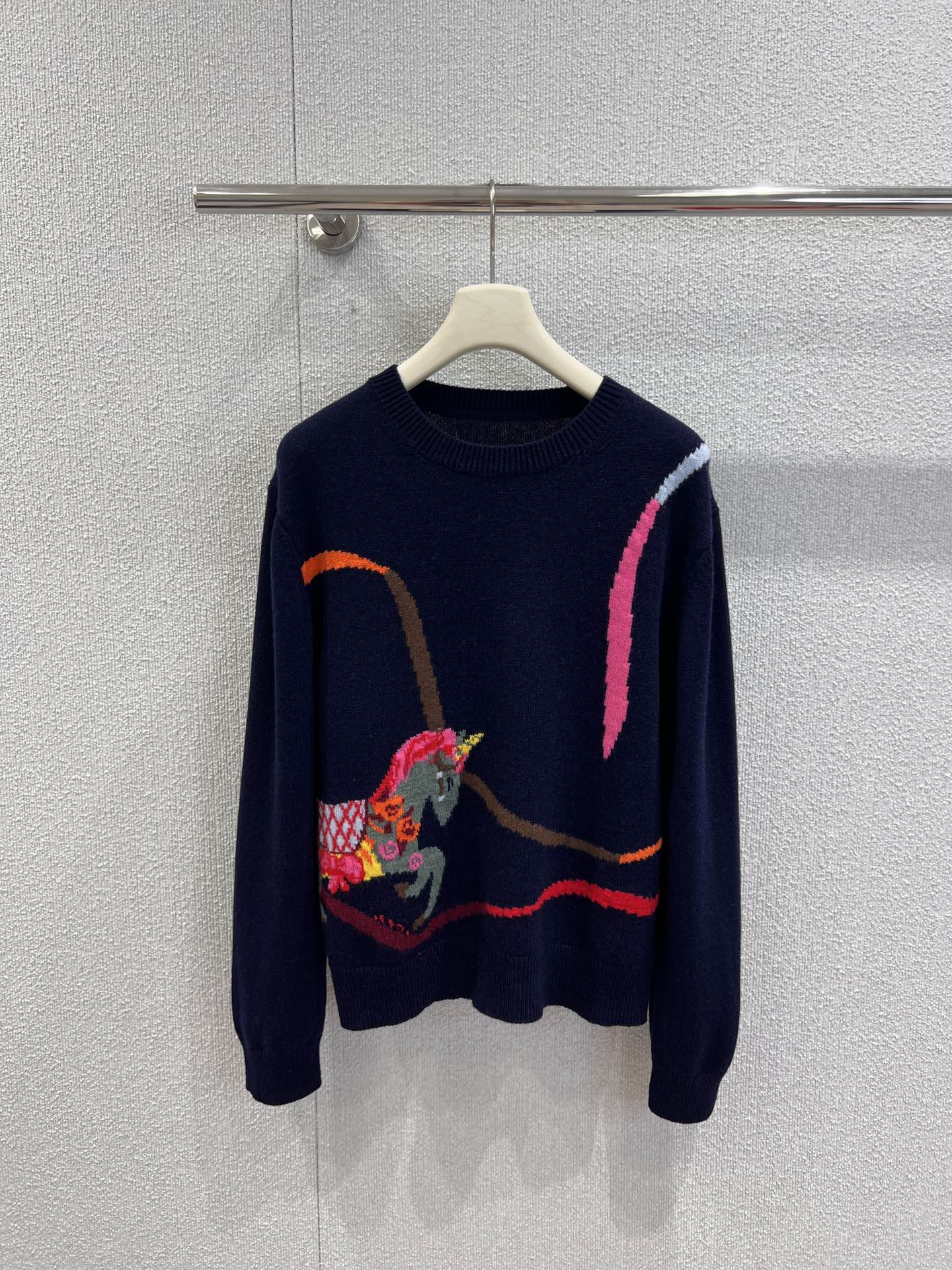 NO:656331,Support exchange ERD*S 25FW new autumn and winter zodiac jacquard round neck cashmere sweater丨Exclusive high-end version!  The limited edition zodiac jacquard will hit the girl's heart at first sight. The delicate cashmere and wool blended fabric feels like a cloud wrapped in it, which is warm against the skin but not stuffy. The loose and slightly off-the-shoulder version hides the flesh without weighing down the figure. It can be worn over a shirt for a lazy layering, or it can be worn alone.  Full of gentleness and relaxation. It has the ingenuity of being limited to the zodiac and the warm and waxy texture of cashmere. It is an effortless gentle brand that can be worn casually ~ ready-made S/M/L real shot details, shirts, alexander  wang19860909支持换款 ERD*S 25FW秋冬新款 生肖提花圆领羊绒衫丨独家高版出品！限定生肖提花,一眼戳中少女心,细腻羊绒羊毛混纺面料,摸上去像裹了团云朵,贴肤暖而不闷；宽松微落肩的版型,藏肉又不压个子,套在衬衫外是慵懒叠穿,单穿也能撑满温柔松弛感.既有生肖限定的巧思,又有羊绒的暖糯质感,随便穿穿都是毫不费力的温柔牌~现货发售S/M/L实拍细节图,,shirts,alexander wang,Women's clothing