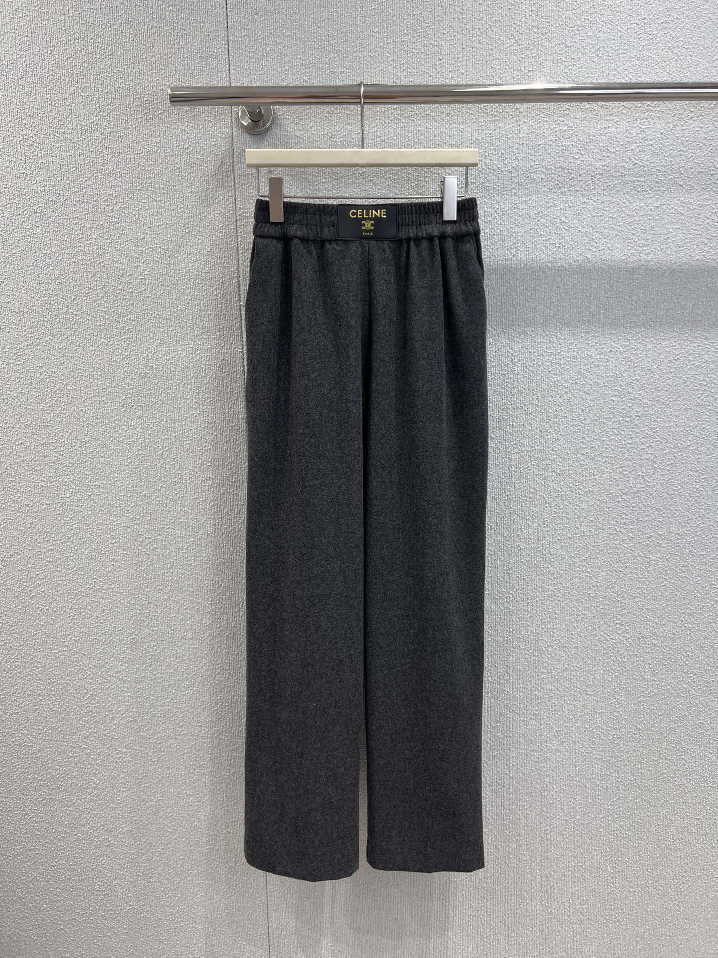 NO:656352,Supports exchange Celin* 26SS early spring new Arc de Triomphe cashmere casual trousers丨exclusively developed by yb!  High quality production!  Custom-dyed carbon black cashmere blended fabric, with a delicate matte texture, high elastic waist and natural pleats on the trousers, which perfectly captures the relaxed feeling of 'lazy but not sloppy'. The Arc de Triomphe logo is low-key yet recognizable, with wide-leg tailoring  It is very tolerant to the leg shape, and if you wear it with a pear-shaped/wide hip shape, you can hide your flesh with just one click; you can wear it casually and it will look effortlessly high-end~ Ready-made S/M/L real shot details, celine, alexander  wang19860909支持换款 Celin* 26SS早春新款 凯旋门羊绒休闲长裤丨独家yb开发！高版出品！定染炭黑羊绒混纺面料,自带细腻雾面肌理,高腰松紧腰+裤身自然褶皱,把“慵懒不邋遢”的松弛感拿捏得刚好.凯旋门标识,低调又自带辨识度,阔腿剪裁对腿型包容度拉满,梨形/胯宽穿了直接一键藏肉；随便穿穿都是毫不费力的高级感~现货发售S/M/L实拍细节图,,celine,alexander wang,Women's clothing