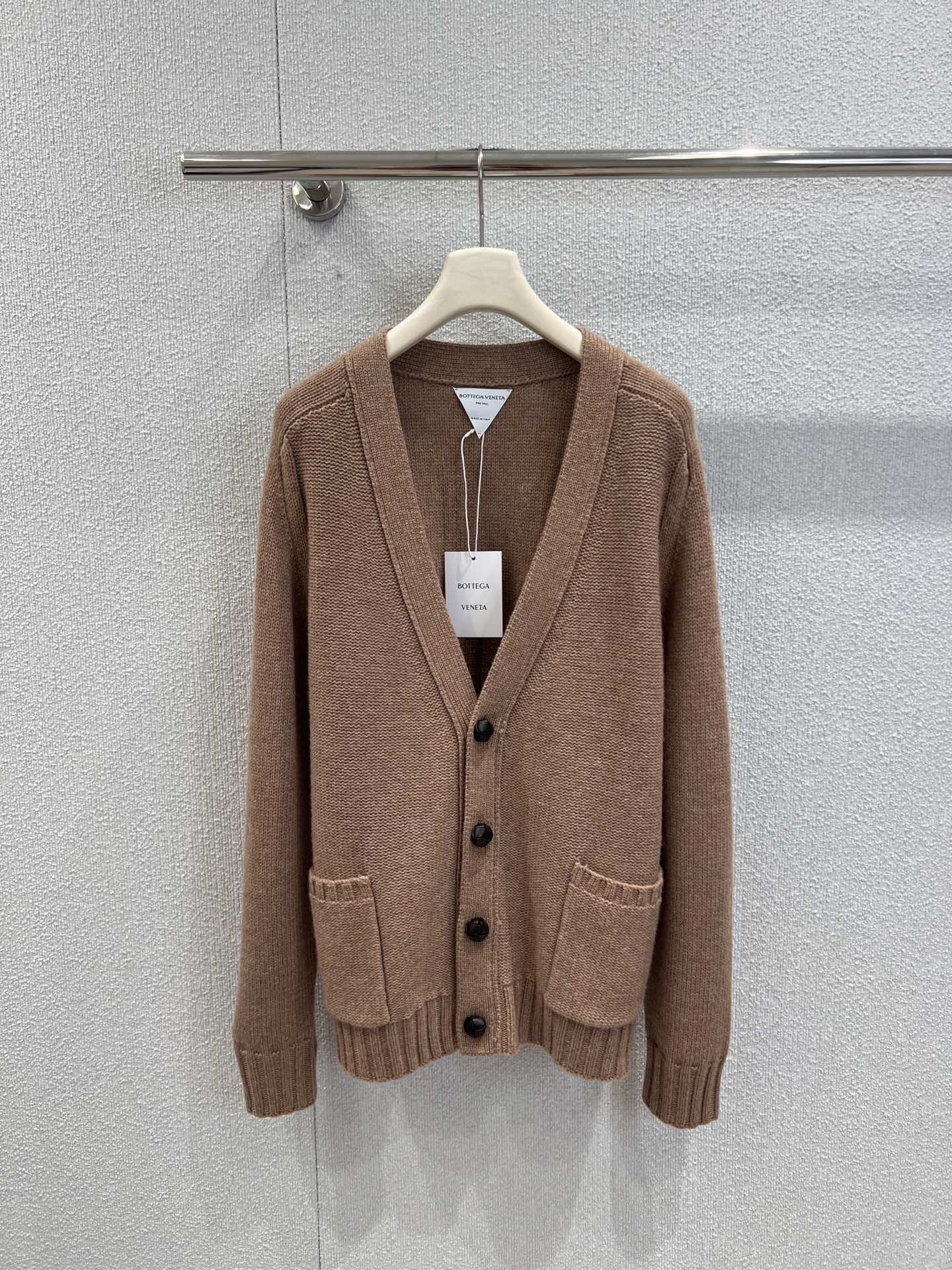 NO:655558,Support exchange Bottega ven*ta 25FW new autumn and winter cowhide button wool knitted cardigan丨exclusively developed by yb!  High quality production!  Selecting dense wool yarn, it has a soft and airy feel, the loose silhouette wraps up the casual aura, and the khaki color blends into the iconic low-key texture. The finishing touch of cowhide buttons is the secret language of luxury details - matte texture collides with the softness of knitted fabrics  , Effortless sophistication is hidden in the laziness. Wear it with the same color base, leather shorts or wide-leg pants, which are the concrete expression of 'advanced relaxation'. Ready-made S/M/L real shot details, bottega  veneta,shorts,cowhide,alexander wang19860909支持换款 Bottega ven*ta 25FW秋冬新款 牛皮扣羊毛针织开衫丨独家yb开发！高版出品！甄选绵密羊毛纱线,自带软糯空气感,宽松廓形裹住随性气场,卡其色调揉进标志性的低调质感.点睛的牛皮纽扣,是奢侈细节的暗语——哑光肌理碰撞针织温软,慵懒里藏着毫不费力的精致.内搭同色系打底,配皮质短裤或阔腿裤,都是「高级松弛感」的具象化表达.现货发售S/M/L实拍细节图,,bottega veneta,shorts,cowhide,alexander wang,Women's clothing