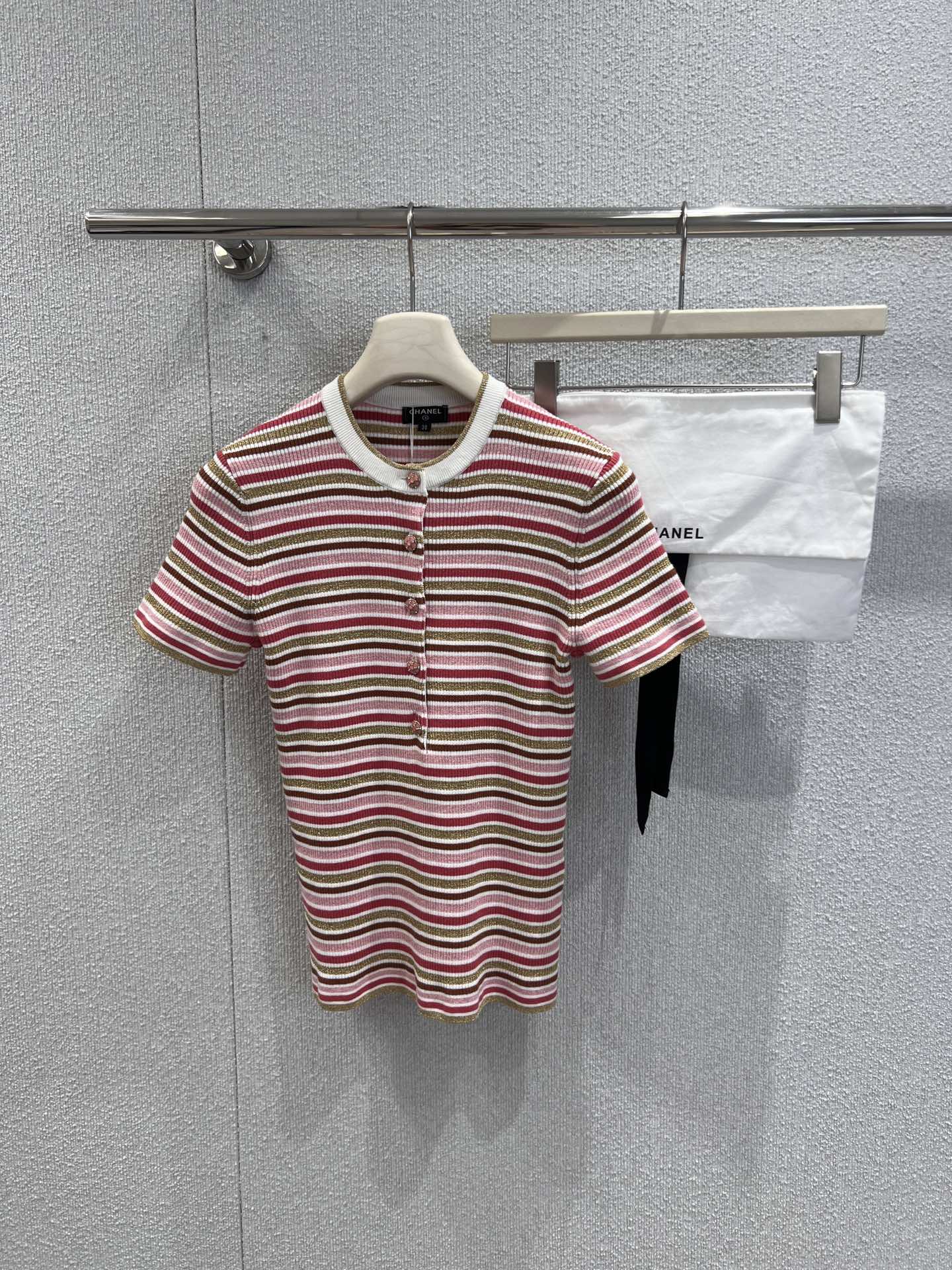 NO:654764,Supports exchange of styles Chan*l 26C advanced handicraft workshop series new contrast striped short-sleeved sweater丨Exclusively developed by yb!  Top quality production!  Taking the red brown, soft pink and beige gold of the New York street scene as the background, the wide and narrow stripes are like slices of the city skyline, and the gold and silver threads are blended in it, giving off a low-key urban neon feeling under the light - this is the 'urban grid' reconstructed with precision knitting by a high-end handmade workshop, and every inch of the texture hides the delicate stitching of the Paris workshop. Ready-made S/M/L real shot details, chanel, T-shirt, alexander wang19860909支持换款 Chan*l 26C高级手工坊系列新款 撞色条纹短袖针织衫丨独家yb开发！顶级高版出品！以纽约街景的红棕、柔粉与米金为底色,宽窄错落的条纹如同城市天际线的切片,金银丝线混纺其中,在光线下泛着低调的都市霓虹感——这是高级手工坊用精密针织重构的“城市网格”,每一寸纹路都藏着巴黎工坊的细腻针脚.现货发售S/M/L实拍细节图,,chanel,T-shirt,alexander wang,Women's clothing