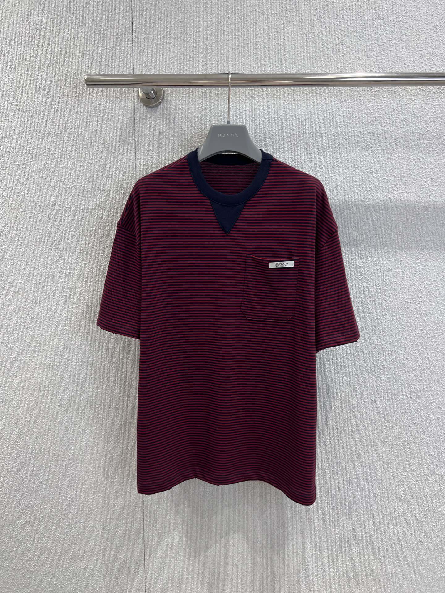 NO:656377,Supports exchange Prad* 26SS early spring new product  Red stripe loose short-sleeved T-shirt丨The soft but not slumping fabric has a sense of drape, and the loose shoulder style is friendly to all body types. It can be worn with effortless laziness - paired with a pleated skirt, it is college sweet and cool, paired with cargo shorts, it will become relaxed and trendy in an instant, and layered with long-sleeved inner layers for a layered look in early spring.  The mini logo on the pocket is a low-key touch to the heart of the brand~S/M/L real-shot detailed pictures of ready-made items, prada, skirts, shorts, T-shirts, tees, t-shirts, alexander  wang19860909支持换款 Prad* 26SS早春新品 红条纹松弛感短袖T恤丨软而不塌的面料自带垂坠感,宽松落肩版型对各种身形都友好,随手一搭就是毫不费力的慵懒感——配百褶裙是学院甜酷,搭工装短裤秒变松弛潮人,叠穿长袖内搭更是早春层次感利器.口袋处的mini徽标标,低调戳中品牌控的心巴~现货发售S/M/L实拍细节图,,prada,skirts,shorts,T-shirt,tees，t-shirt,alexander wang,Women's clothing