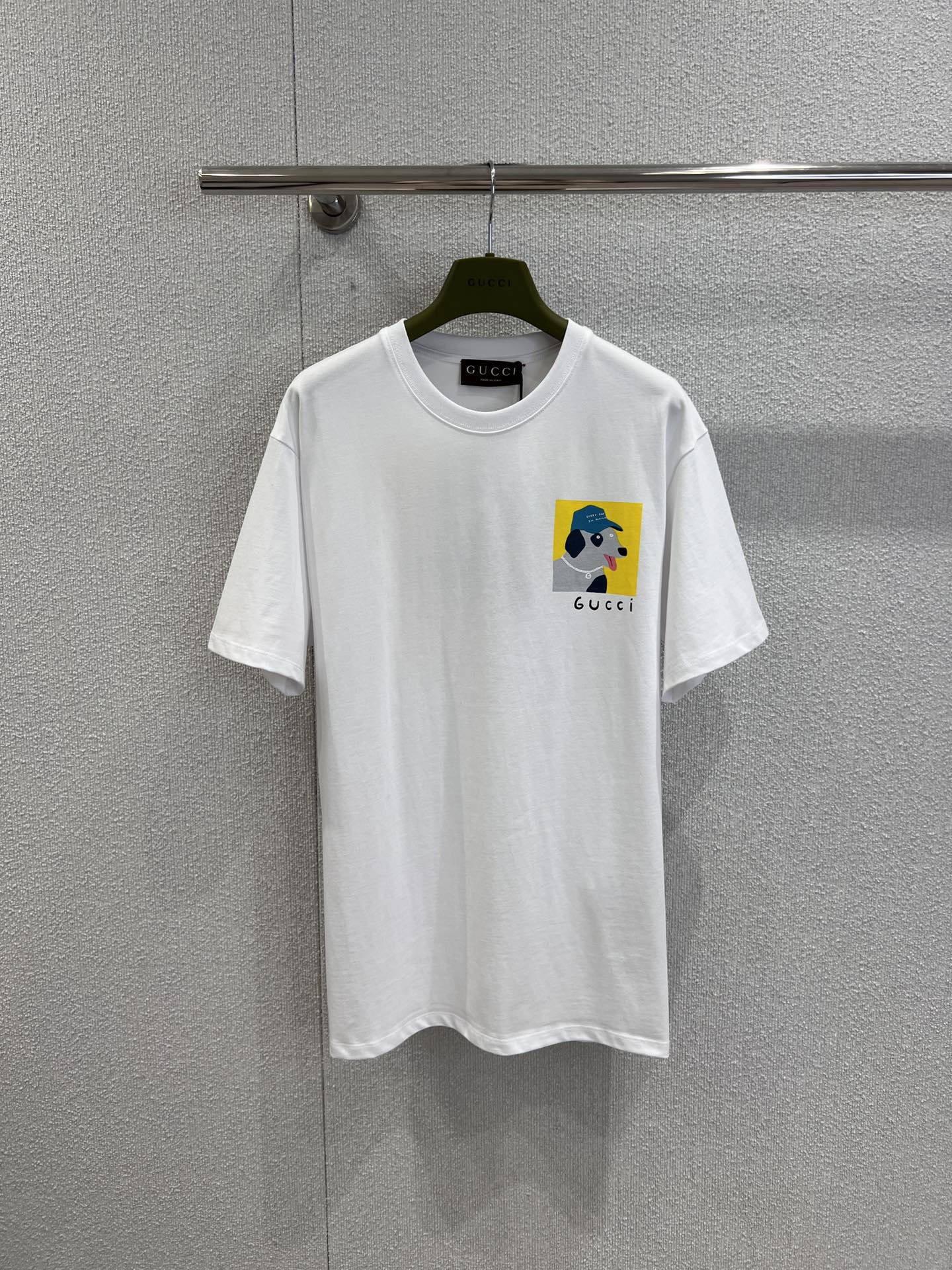 NO:656364,Support exchange Gucc*26SS early spring new style fun puppy print round neck short-sleeved T-shirt丨Exclusive high-end version!  Pure white T + contrasting yellow background puppy print, a cartoon dog wearing a baseball cap wears happiness on the body, small print on the chest + large pattern design on the back, loose shoulder style is friendly to all body shapes, soft but not collapsed pure cotton fabric is close to the skin and breathable - paired with denim wide-leg pants, it is a casual city girl, versatile  The pleated skirt instantly turns into a sweet and cool girl. Wearing it alone is a refreshing way to go out in early spring. It doesn't feel out of place when layered with cardigans. Ready-made S/M/L real-shot detailed pictures, gucci, skirts, T-shirts, tees, t-shirts, hats, alexander  wang19860909支持换款 Gucc*26SS早春新款 趣味小狗印花圆领短袖T恤丨独家高版出品！纯净白T+撞色黄底小狗印花,戴着棒球帽的卡通犬像把快乐穿在身上,胸前小印花+后背大图案的设计,宽松落肩版型对各种身形都友好,软而不塌的纯棉面料贴肤透气——配牛仔阔腿裤是随性citygirl,搭百褶裙秒变甜酷少女,单穿就是清爽的早春出街利器,叠穿开衫也毫无违和感.现货发售S/M/L实拍细节图,,gucci,skirts,T-shirt,tees，t-shirt,hats,alexander wang,Women's clothing