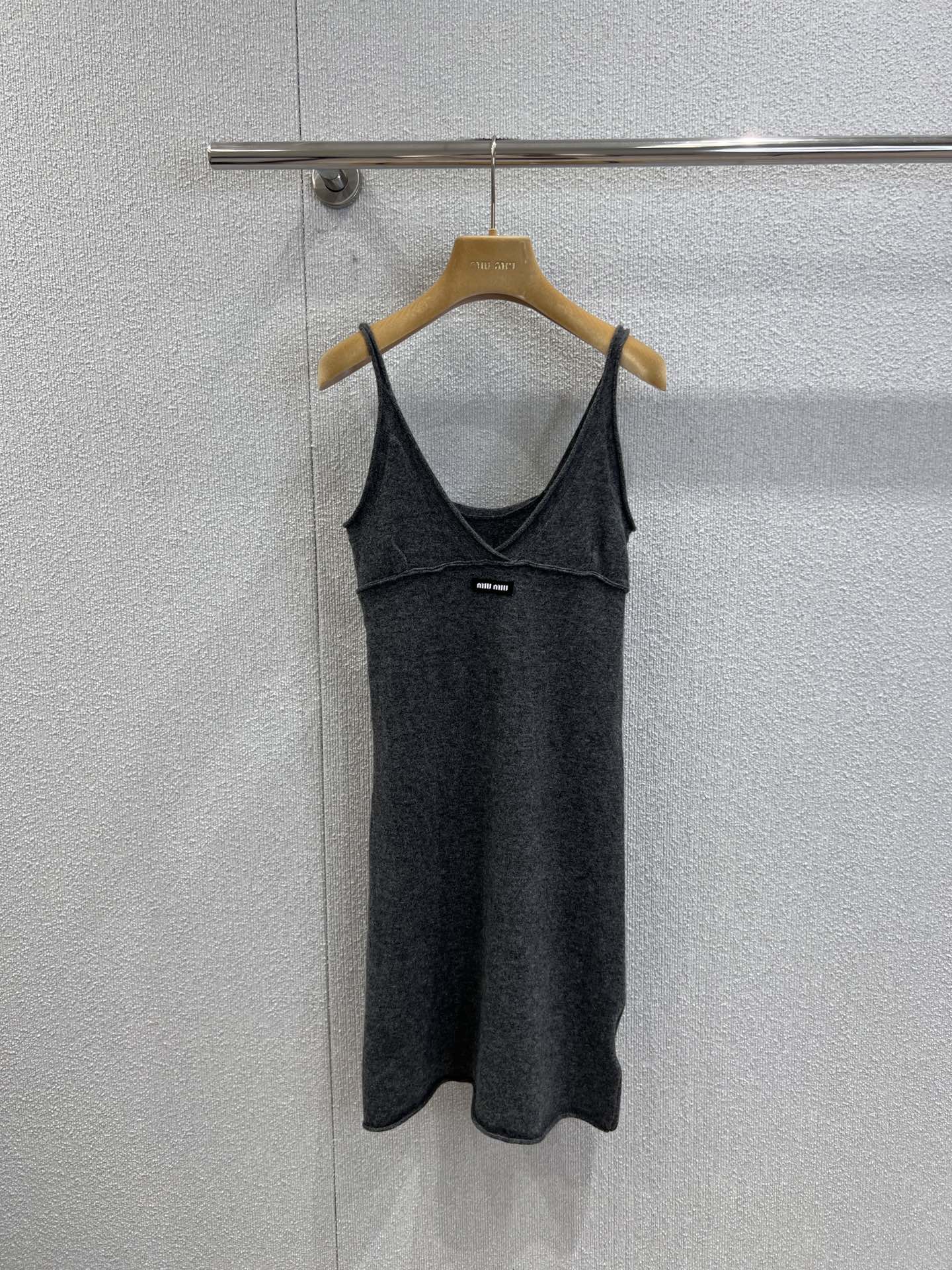 NO:656373,Supports exchange MiuMi* 25FW new autumn and winter charcoal gray knitted thin suspender skirt丨Exclusively developed by yb!  High quality production!  The soft and boned knitted fabric is just the right amount of warmth next to the skin. The slim fit quietly outlines the curves. The high-grade charcoal gray knitted fabric has a matte texture. The thin suspenders + deep V-neck weld the coolness and laziness to the body. The mini logo on the chest is a Miu-style sweet and cool charm~ Wear it alone and you will look cool and cool.  The skin-penetrating long sleeves add a layer of gentleness. The slit hem makes you walk in style. Paired with Martin boots, you will look like a sweet and cool girl. Paired with a long skirt, you will become a relaxed layering artist~ Ready-made S/M/L real shot details, miumiu, boots, skirts, alexander  wang19860909支持换款 MiuMi* 25FW秋冬新款 炭灰针织细吊带裙丨独家yb开发！高版出品！软而有骨的针织面料,贴肤是恰到好处的暖,修身版型悄悄勾勒曲线,高级炭灰针织自带雾面质感,细吊带+深V领把清冷慵懒焊在身上,胸口mini徽标是Miu式甜酷的小心机~单穿是冷艳大小姐,叠穿透肤长袖又多了层温柔滤镜.开叉下摆走路带风,配马丁靴是甜酷辣妹,搭长裙又是松弛的叠穿艺术家~现货发售S/M/L实拍细节图,,miumiu,boots,skirts,alexander wang,Women's clothing