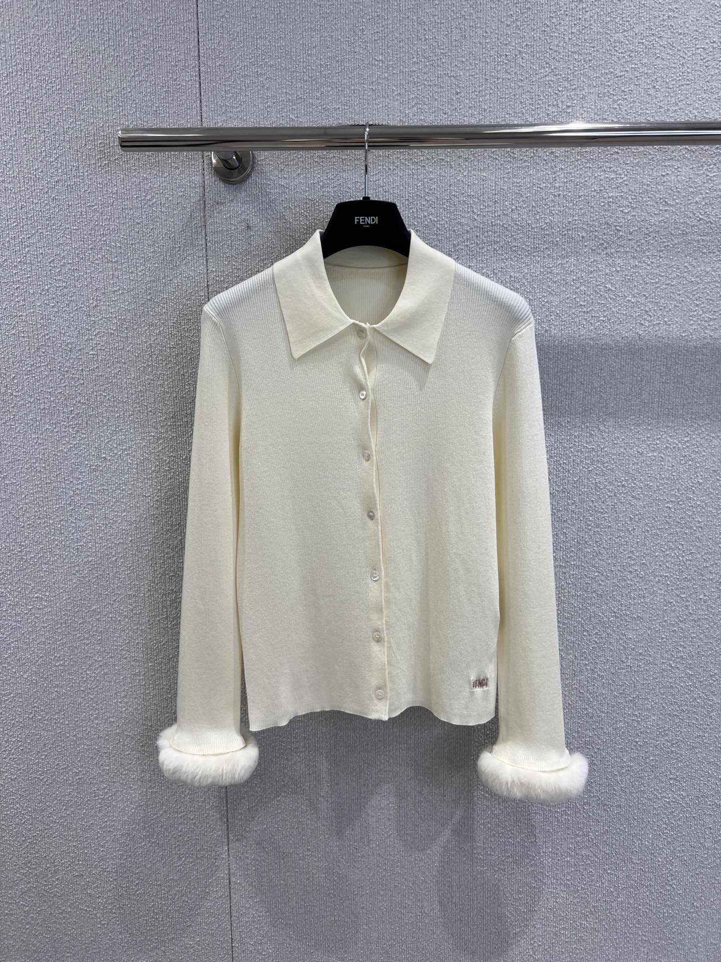 NO:656355,Support exchange Fen*i 26SS early spring new wool blended knitted shirt collar cardigan丨exclusively developed by yb!  High quality production!  The milky white wool blended knitted fabric has its own gentle filter. The shirt collar and slim fit combine elegance and sharpness just right. The plush edges of the cuffs are sweet hidden in the details. The soft but not collapsed knitted texture is close to the skin. The slim cut quietly outlines the figure. Wear it alone to make a cool lady. Pair it with denim shorts and it will look sweet and cool in an instant.  Hot girl, with hip-hugging skirt, adds a layer of light and mature atmosphere. The mini logo is hidden on the hem, which is a low-key touch to the heart of the brand control ~ Ready-made S/M/L real shot details, fendi, skirts, shorts, shirts, alexander  wang19860909支持换款 Fen*i 26SS早春新款 羊毛混纺针织衬衫领开衫丨独家yb开发！高版出品！奶白羊毛混纺针织自带温柔滤镜,衬衫领+修身版型把优雅和利落揉得刚好,袖口毛绒边是藏在细节里的甜~软而不塌的针织纹理贴肤亲肤,修身剪裁悄悄勾勒身形,单穿是清冷大小姐,搭牛仔短裤秒变甜酷辣妹,配包臀裙又多了层轻熟氛围感.mini徽标藏在衣摆,低调戳中品牌控的心巴~现货发售S/M/L实拍细节图,,fendi,skirts,shorts,shirts,alexander wang,Women's clothing