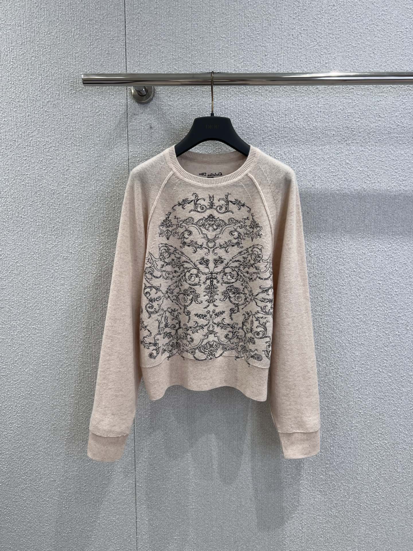 NO:656345,Support exchange Dio* 26SS early spring new style cashmere knitted sweater with flower and butterfly embroidery丨Exclusively developed by yb!  Top quality production!  The cashmere fabric is so soft that it sinks in, and the flower and butterfly jacquard all over the body is like wearing a garden on the body. It is just right and warm against the skin, and the loose silhouette is friendly to all body shapes - when paired with wide-leg pants of the same color, it will look like a lazy lady. Paired with a white long skirt, it instantly becomes a gentle French style. Wearing it alone adds a layer of relaxed atmosphere. S/M/L real-shot details of ready-made items, dior, skirts, sweaters, necklace, alexander wang19860909支持换款 Dio* 26SS早春新款 花卉蝴蝶刺绣羊绒针织毛衣丨独家yb开发！顶级高版出品！软到陷进去的羊绒面料,满身花卉蝴蝶提花像把花园穿在身上,贴肤是恰到好处的暖,宽松廓形对各种身形都友好——搭同色系阔腿裤是慵懒大小姐,配白色长裙秒变法式温柔风,单穿叠项链又多了层松弛氛围感.现货发售S/M/L实拍细节图,,dior,skirts,sweaters,necklace,alexander wang,Women's clothing