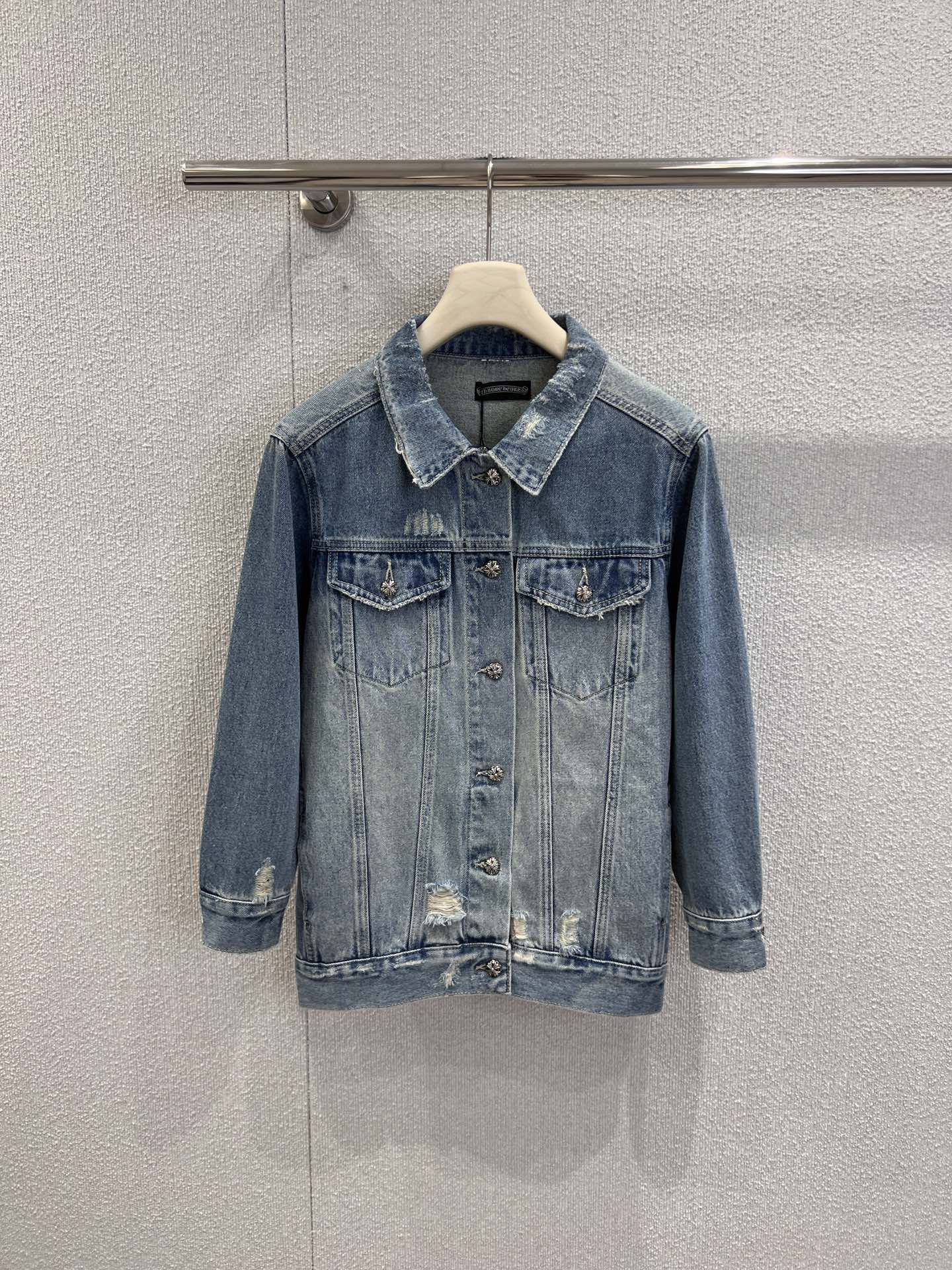 NO:656310,Supports exchange of styles Chorme heart* 26Ss early spring new style cross three-dimensional logo denim jacket丨Exclusive high-end version!  The distressed light blue denim comes with a retro filter, the crisp denim fabric is stylish but not slumped, the slim micro profile adapts to various body shapes, the hole details + three-dimensional metal cross buttons are the iconic cool aesthetics; the giant cross print on the back + leather nameplate, the details hide effortless elegance. Ready-made S/M/L real shot details, jackets & coats, alexander wang19860909支持换款 Chorme heart* 26Ss早春新款 十字架立体logo牛仔外套丨独家高版出品！做旧浅蓝牛仔自带复古滤镜,挺括牛仔面料有型不塌,修身微廓形适配各种身形,破洞细节+立体金属十字架纽扣,是标志性的酷飒美学；后背巨型十字印花+皮质铭牌,细节里藏着不费力的贵气.现货发售S/M/L实拍细节图,,jackets & coats,alexander wang,Women's clothing