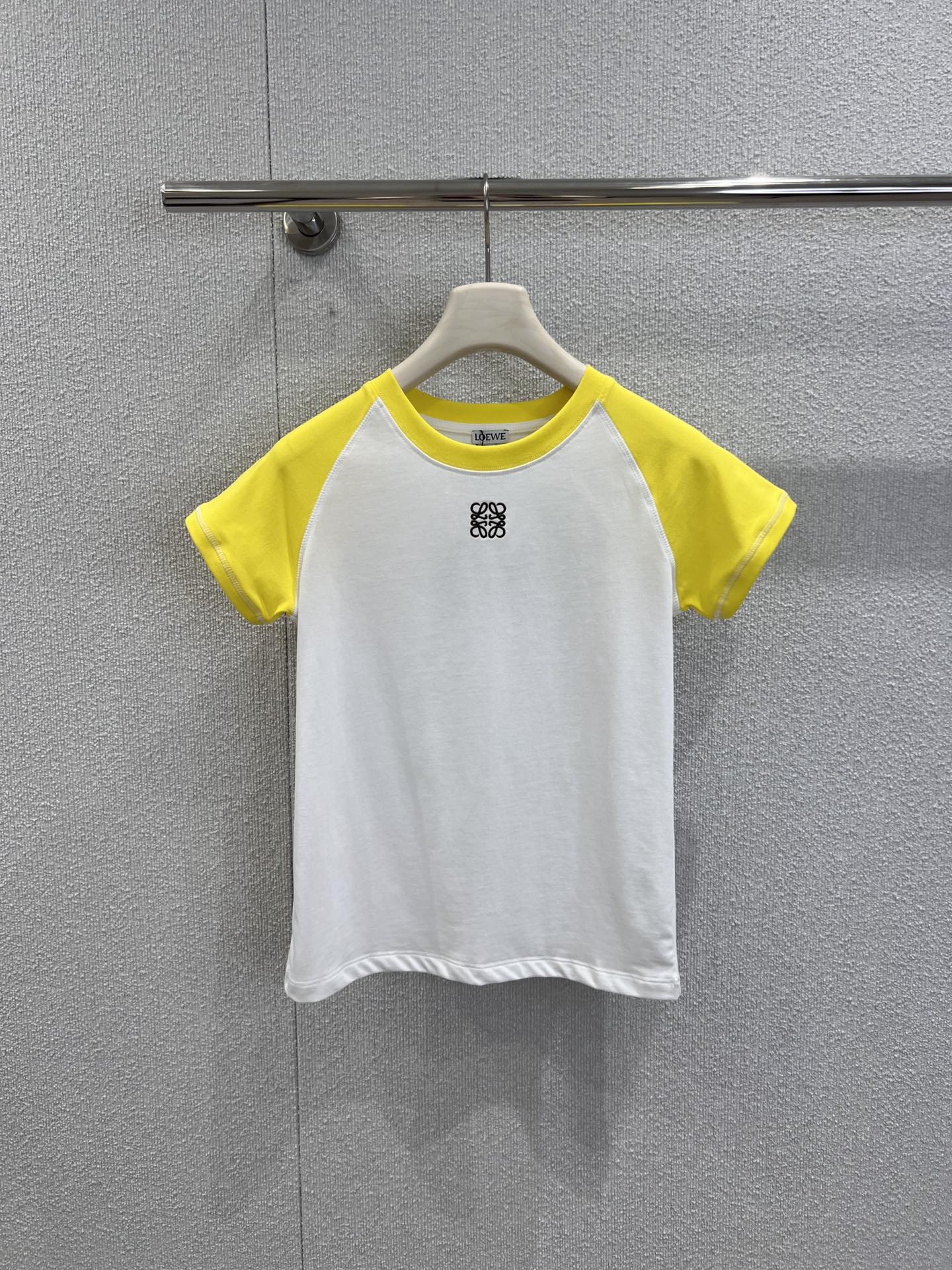 NO:656371,Support exchange Loew* 26SS early spring new style logo embroidery contrasting color round neck short-sleeved T-shirt丨Exclusive high-end version!  The soft but not slumping pure cotton fabric is close to the skin and breathable. The slim-fitting slightly stretchy version outlines the lines just right. The contrasting raglan sleeve design brings a dynamic atmosphere. The white-yellow/brown-black color scheme is suitable for different styles. The low-key Anagram logo embroidery on the chest is exquisite hidden in simplicity.  Logo. The balance of simplicity and texture is just right. It is a matching tool that will never be missing in the wardrobe. Ready-made S/M/L real-shot detailed pictures, loewe, T-shirt, tees, t-shirt, alexander  wang19860909支持换款 Loew* 26SS早春新款 logo刺绣撞色圆领短袖T恤丨独家高版出品！软而不塌的纯棉面料贴肤透气,修身微弹版型恰到好处地勾勒线条,撞色插肩袖设计自带活力氛围,白黄/棕黑配色适配不同风格,胸前低调的Anagram徽标刺绣,是藏在简约里的精致标识.把简约与质感平衡得恰到好处,是衣橱里永远缺不了的搭配利器.现货发售S/M/L实拍细节图,,loewe,T-shirt,tees，t-shirt,alexander wang,Women's clothing