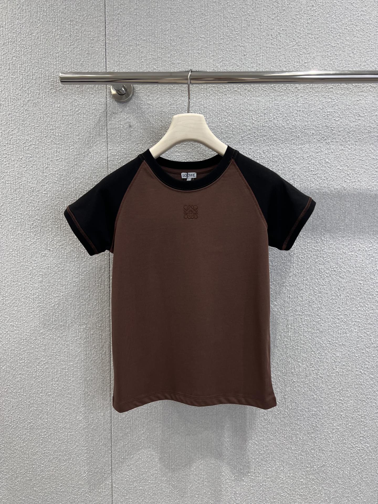 NO:656362,Support exchange of Loew* 26SS early spring new style logo embroidered contrasting color round neck short-sleeved T-shirt丨Exclusive high-end version!  The soft but not slumping pure cotton fabric is close to the skin and breathable. The slim-fitting slightly stretchy version outlines the lines just right. The contrasting raglan sleeve design brings a dynamic atmosphere. The white-yellow/brown-black color scheme is suitable for different styles. The low-key Anagram logo embroidery on the chest is exquisite hidden in simplicity.  Logo. The balance of simplicity and texture is just right. It is a matching tool that will never be missing in the wardrobe. Ready-made S/M/L real-shot detailed pictures, loewe, T-shirt, tees, t-shirt, alexander  wang19860909支持换款Loew* 26SS早春新款 logo刺绣撞色圆领短袖T恤丨独家高版出品！软而不塌的纯棉面料贴肤透气,修身微弹版型恰到好处地勾勒线条,撞色插肩袖设计自带活力氛围,白黄/棕黑配色适配不同风格,胸前低调的Anagram徽标刺绣,是藏在简约里的精致标识.把简约与质感平衡得恰到好处,是衣橱里永远缺不了的搭配利器.现货发售S/M/L实拍细节图,,loewe,T-shirt,tees，t-shirt,alexander wang,Women's clothing