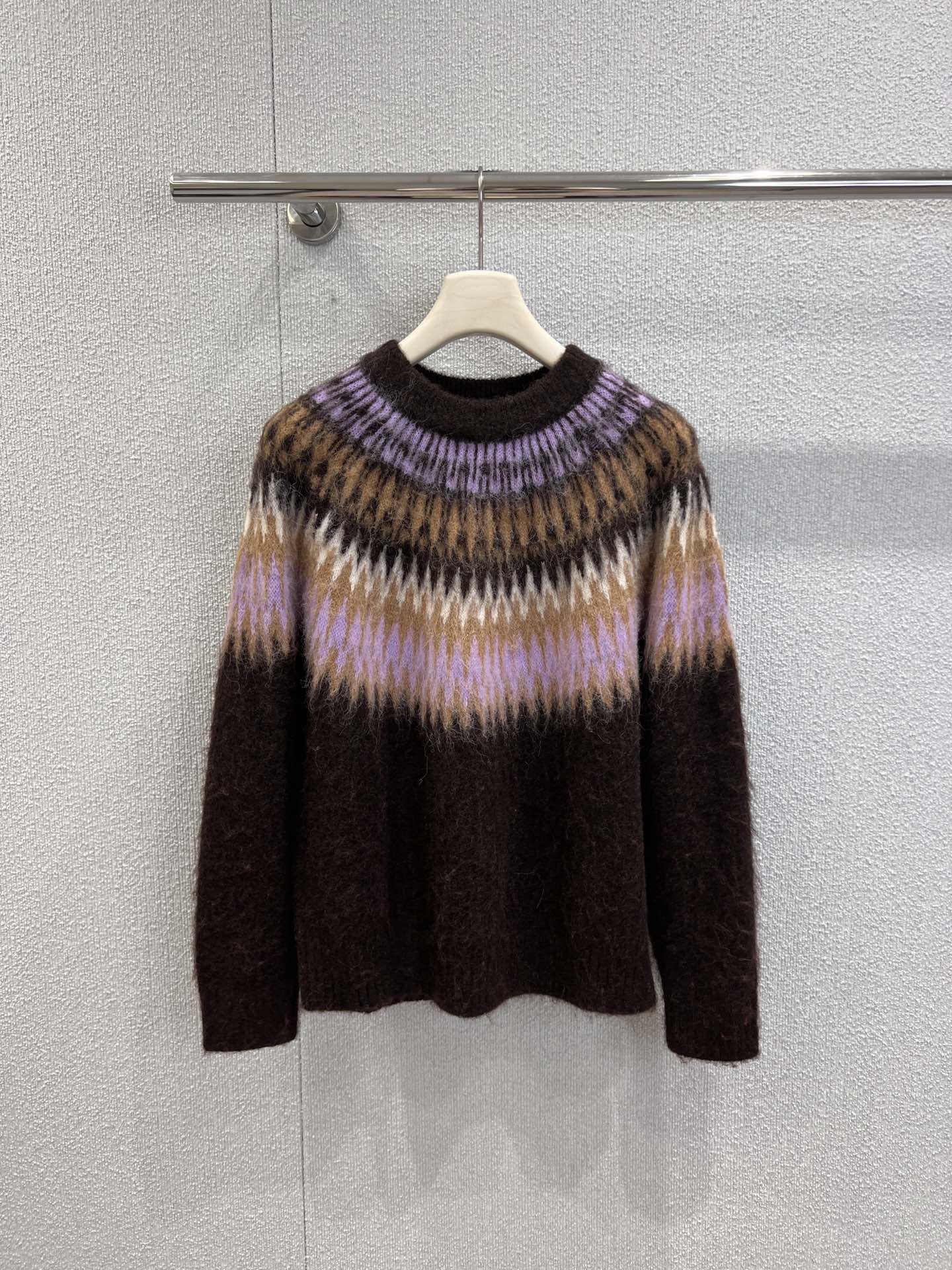 NO:656332,Support exchange Chan*l 25FW new autumn and winter contrasting color mohair blend sweater丨Exclusive high-end version!  The loose micro silhouette is friendly to all body shapes, and the soft but not collapsed knitted texture hides flesh and shows off your temperament, weaving the gentleness and retro of autumn and winter into the body!  The blended fabric of 70 wool and mohair has a fluffy and soft mist texture, which is just right warm against the skin; the brown background is layered with purple, white, and camel gradient stripes, like wearing the autumn sunset on the body, which is Xiaoxiang's delicacy hidden in laziness. Ready-made S/M/L real shot details, chanel, sweaters, alexander wang19860909支持换款 Chan*l 25FW秋冬新款 撞色马海毛混纺毛衣丨独家高版出品！宽松微廓形对各种身形友好,软而不塌的针织纹理藏肉又显气质,把秋冬的温柔与复古织进衣身！70羊毛马海毛的混纺面料,自带蓬松柔雾质感,贴肤是恰到好处的暖；棕调底色叠搭紫、白、驼色的渐变条纹,像把秋日晚霞穿在身上,是小香藏在慵懒里的精致.现货发售S/M/L实拍细节图,,chanel,sweaters,alexander wang,Women's clothing