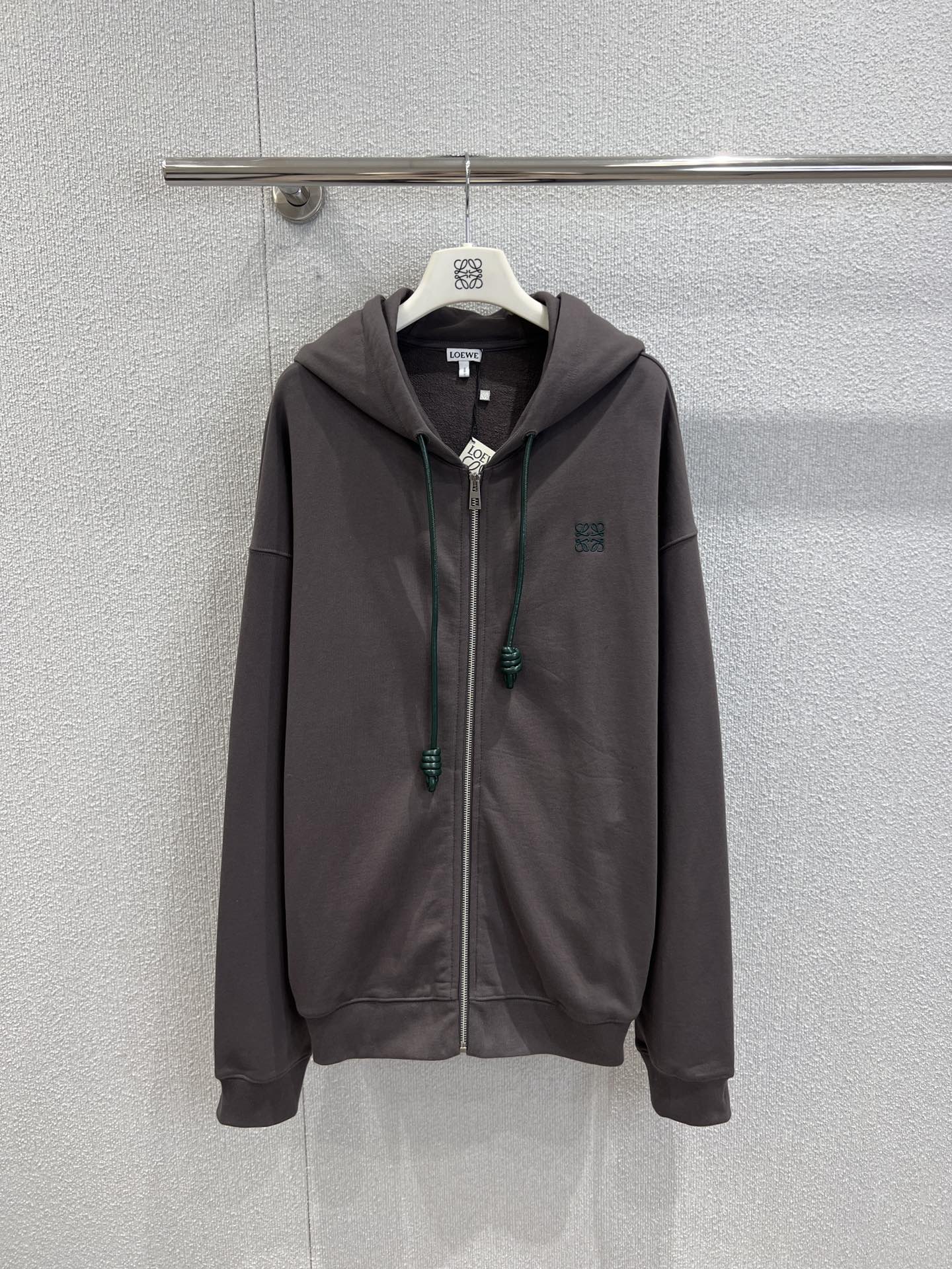 NO:656334,Supports exchange Loe*e 26SS early spring new style logo embroidered zipper hooded sweatshirt jacket丨Exclusively developed by yb!  High quality production!  The low-saturated dark gray tone comes with advanced filters. The full-zip cardigan + hood design is suitable for many scenes. The dark green drawstring and the Anagram logo embroidery on the left chest form a low-key contrast. The loose shoulder silhouette is friendly to various body shapes. The ribbed cuff locks in warmth. It has a soft skin-friendly touch. It is suitable for single wear in early spring and layering in late autumn. Same style for men and women!  Ready-made S/M/L real shot details, loewe, hoodie, sweatshirts, jackets & coats, hats, alexander wang19860909支持换款 Loe*e 26SS早春新款 徽标刺绣拉链连帽卫衣外套丨独家yb开发！高版出品！低饱和深灰色调自带高级滤镜,全拉链开衫+连帽设计适配多场景,深绿抽绳与左胸Anagram徽标刺绣形成低调撞色,宽松落肩廓形对各种身形友好,罗纹收口锁住暖意,软乎乎的亲肤触感,早春单穿、深秋叠穿都适配.男女同款 ！现货发售S/M/L实拍细节图,,loewe,hoodie,sweatshirts,jackets & coats,hats,alexander wang,Women's clothing