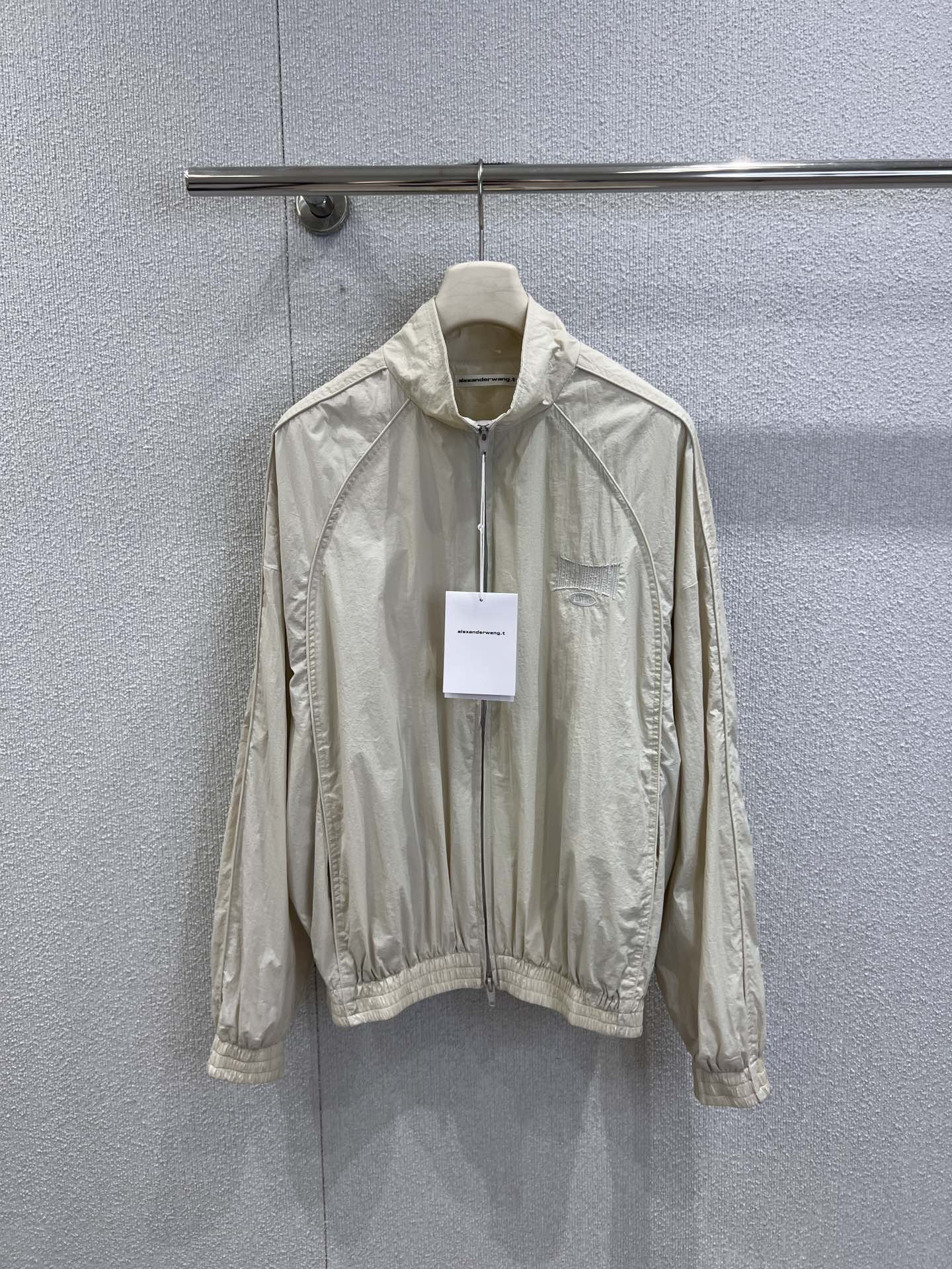 NO:656372,Supports exchange of Alexander*r Wang 25FW new autumn and winter letter embroidered stand-up collar zipper jacket + trousers set丨Exclusive high-end version!  The milky white light assault fabric has a cool luster. The stand-up collar + full zipper design is neat and windproof. The low-key letter embroidery on the body is an AW-style cool logo, and the details hide effortless high-end. The jacket is an oversize silhouette, covering the flesh without weighing down the figure; the wide-leg trousers are closed with drawstrings, which are casual and can hide the small part of the legs.  Point. Wear it alone to be a street trend, wear a short vest underneath to show off your waist and instantly look like a hot girl, layer a sweatshirt for a lazy citywalk style, one set can cover all the street styles in autumn and winter. Ready-made S/M/L real shot details, versace, hoodie, sweatshirts, jackets  & coats,alexander wang19860909支持换款 Alexand*r Wang 25FW秋冬新款 字母刺绣立领拉链冲锋衣外套+长裤套装丨独家高版出品！奶白色轻薄冲锋面料自带清冷光泽,立领+全拉链设计利落又防风,衣身低调的字母刺绣是AW式的潮酷标识,细节里藏着不费力的高级.外套是oversize廓形,遮肉又不压个子；阔腿长裤配抽绳收口,随性又能藏住腿型小缺点.单穿是街头潮人,内搭短款背心露腰秒变辣妹,叠穿卫衣又是慵懒citywalk风,一套承包秋冬所有出街造型.现货发售S/M/L实拍细节图,,versace,hoodie,sweatshirts,jackets & coats,alexander wang,Women's clothing