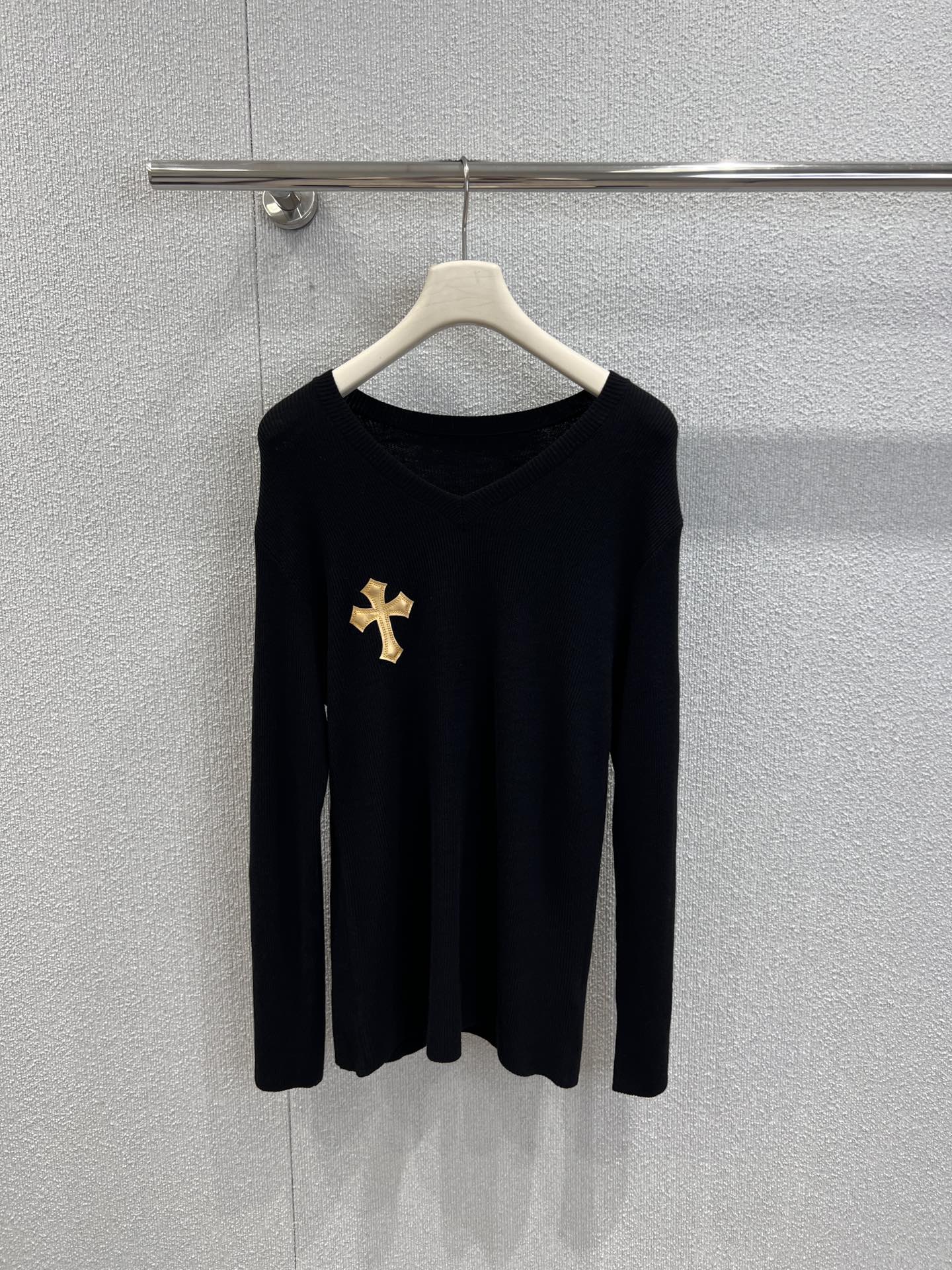 NO:656354,Supports exchange of styles Chorme heart* 26Ss early spring new style cross-stitched leather V-neck cashmere knitted sweater丨Exclusive high-end version!  Pure black cashmere knitting has a delicate velvet feel, a V-neck + a slim fit that quietly outlines the lines, a giant leather cross on the back + gilded letters on the sleeves, soft and boned cashmere fabric that is close to the skin, and slim tailoring suitable for various layerings - wearing it alone with a cross necklace is a dark hot girl, wearing a motorcycle jacket will instantly become a high-street trend, unlocking N kinds of cool styles. Ready-made S/M/L real shot details, jackets &  coats,sweaters,necklace,alexander wang19860909支持换款 Chorme heart* 26Ss早春新款 十字架拼皮V领羊绒针织毛衣丨独家高版出品！纯黑羊绒针织自带细腻绒感,V领+修身版型悄悄勾勒线条,后背巨型十字架拼皮+袖身烫金字母,软而有骨的羊绒面料贴肤亲肤,修身剪裁适配各种叠穿——单穿叠戴十字架项链是暗黑辣妹,外搭机车夹克秒变高街潮人,解锁N种酷感风格.现货发售S/M/L实拍细节图,,jackets & coats,sweaters,necklace,alexander wang,Women's clothing