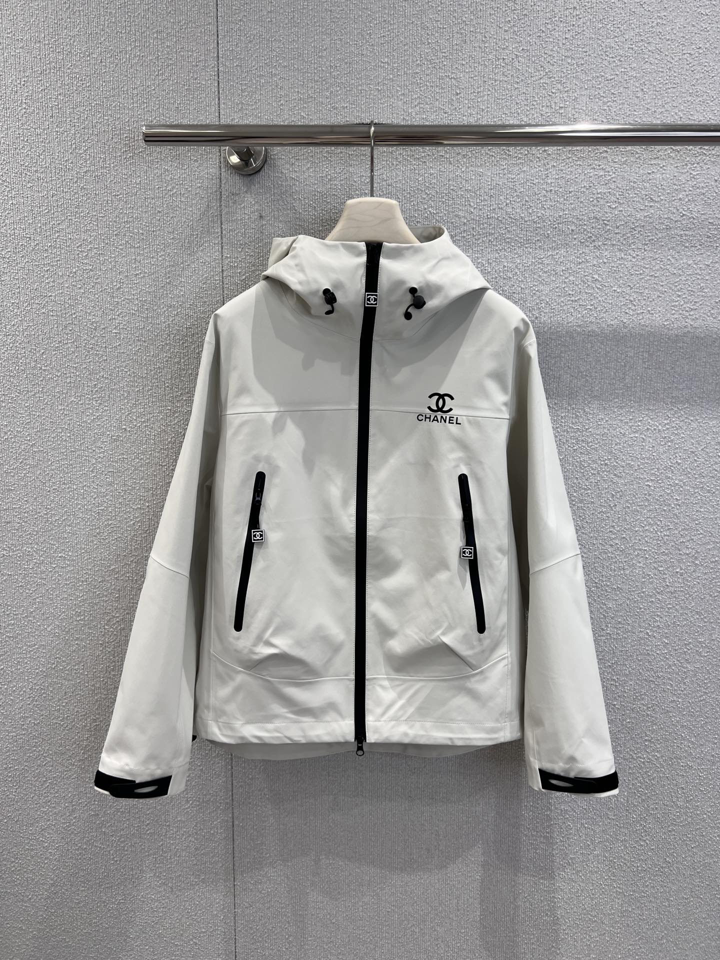 NO:657266,Support exchange Chane* 26Ss second-hand series new windproof and waterproof sports hooded jacket丨Exclusive high-end version!  It is made of high-end windproof and waterproof technical fabrics, with a crisp and delicate matte feel. The hooded + hidden drawstring design can not only cope with daily windproofing, but also can be worn casually to create a lazy and relaxed 'hoodie atmosphere'. Reverse printing on the chest + classic  The double C logo is full of medieval and retro tones. The double C metal zipper and contrasting edging in the details hide the delicacy of the luxury brand in every place. Ready-made M/L/XL/XXL real shot details, chanel, jackets  & coats,hats,alexander wang19860909支持换款 Chane* 26Ss中古系列新款 防风防水运动连帽冲锋衣外套丨独家高版出品！选用高阶防风防水科技面料,触感是自带挺括感的细腻哑光,连帽+隐藏式抽绳设计,既能应对日常防风,又能随手穿出慵懒松弛的“帽衫氛围感”.胸前反向印字+经典双C标识,中古复古调拉满,细节处的双C金属拉链、撞色包边,把奢牌的精致藏在每一处.现货发售M/L/XL/XXL实拍细节图,,chanel,jackets & coats,hats,alexander wang,Women's clothing