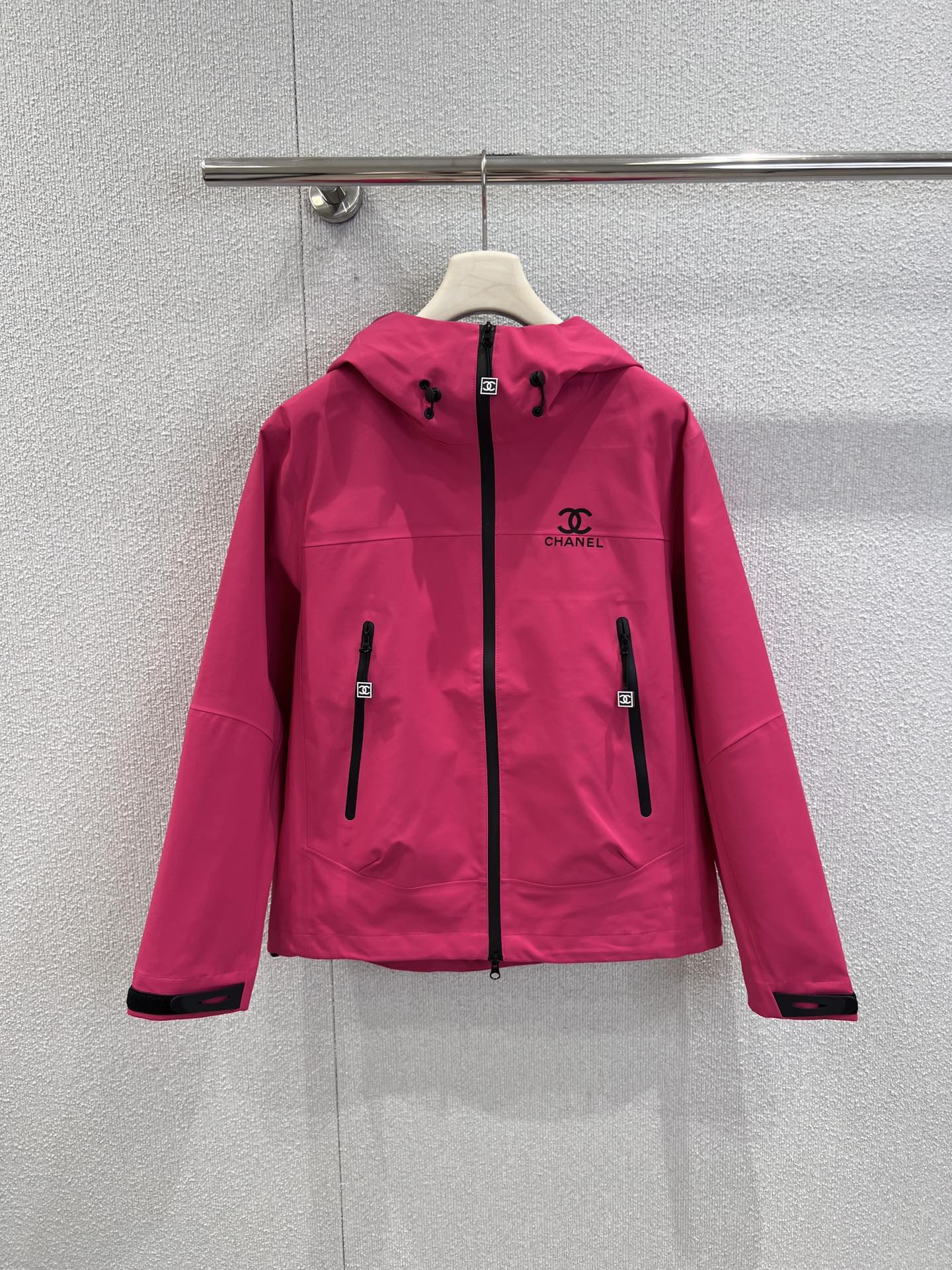 NO:657242,Support exchange Chane* 26Ss second-hand series new windproof and waterproof sports hooded jacket丨Exclusive high-end version!  It is made of high-end windproof and waterproof technical fabrics, with a crisp and delicate matte feel. The hooded + hidden drawstring design can not only cope with daily windproofing, but also can be worn casually to create a lazy and relaxed 'hoodie atmosphere'. Reverse printing on the chest + classic  The double C logo is full of medieval and retro tones. The double C metal zipper and contrasting edging in the details hide the delicacy of the luxury brand in every place. Ready-made M/L/XL/XXL real shot details, chanel, jackets  & coats,hats,alexander wang19860909支持换款 Chane* 26Ss中古系列新款 防风防水运动连帽冲锋衣外套丨独家高版出品！选用高阶防风防水科技面料,触感是自带挺括感的细腻哑光,连帽+隐藏式抽绳设计,既能应对日常防风,又能随手穿出慵懒松弛的“帽衫氛围感”.胸前反向印字+经典双C标识,中古复古调拉满,细节处的双C金属拉链、撞色包边,把奢牌的精致藏在每一处.现货发售M/L/XL/XXL实拍细节图,,chanel,jackets & coats,hats,alexander wang,Women's clothing