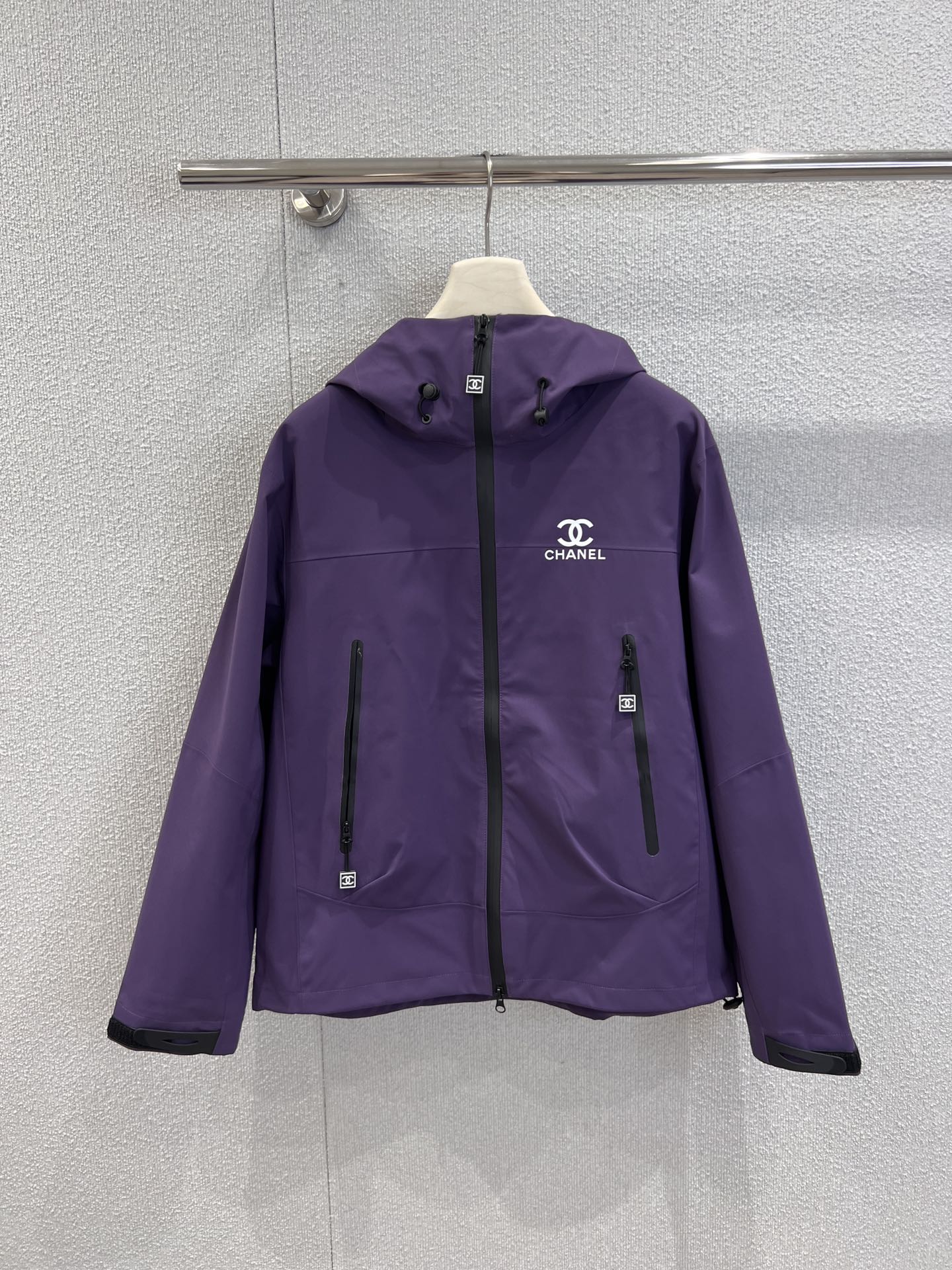 NO:657282,Support exchange Chane* 26Ss second-hand series new windproof and waterproof sports hooded jacket丨Exclusive high-end version!  It is made of high-end windproof and waterproof technical fabrics, with a crisp and delicate matte feel. The hooded + hidden drawstring design can not only cope with daily windproofing, but also can be worn casually to create a lazy and relaxed 'hoodie atmosphere'. Reverse printing on the chest + classic  The double C logo is full of medieval and retro tones. The double C metal zipper and contrasting edging in the details hide the delicacy of the luxury brand in every place. Ready-made M/L/XL/XXL real shot details, chanel, jackets  & coats,hats,alexander wang19860909支持换款 Chane* 26Ss中古系列新款 防风防水运动连帽冲锋衣外套丨独家高版出品！选用高阶防风防水科技面料,触感是自带挺括感的细腻哑光,连帽+隐藏式抽绳设计,既能应对日常防风,又能随手穿出慵懒松弛的“帽衫氛围感”.胸前反向印字+经典双C标识,中古复古调拉满,细节处的双C金属拉链、撞色包边,把奢牌的精致藏在每一处.现货发售M/L/XL/XXL实拍细节图,,chanel,jackets & coats,hats,alexander wang,Women's clothing