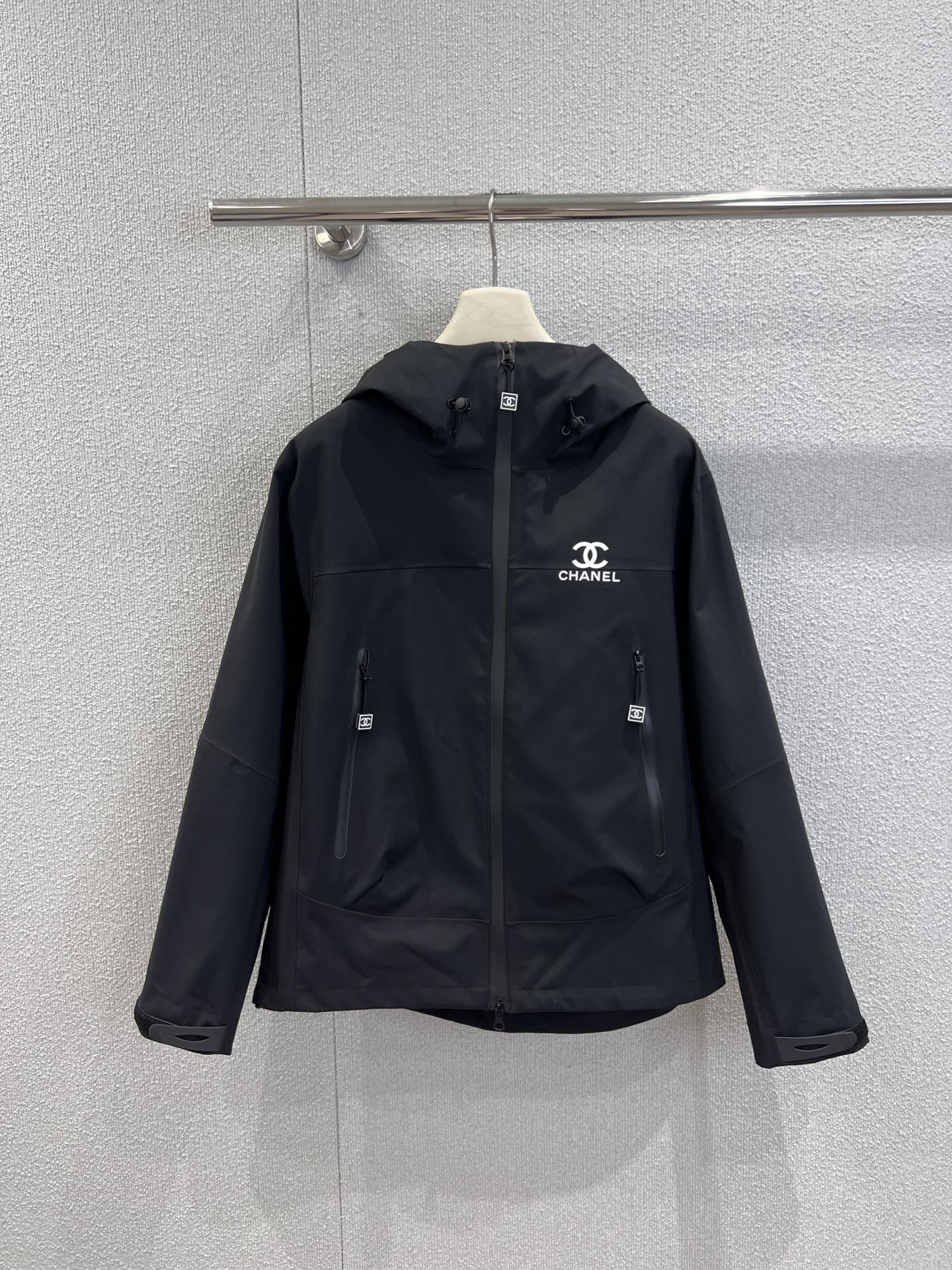 NO:657254,Support exchange Chane* 26Ss second-hand series new windproof and waterproof sports hooded jacket丨Exclusive high-end version!  It is made of high-end windproof and waterproof technical fabrics, with a crisp and delicate matte feel. The hooded + hidden drawstring design can not only cope with daily windproofing, but also can be worn casually to create a lazy and relaxed 'hoodie atmosphere'. Reverse printing on the chest + classic  The double C logo is full of medieval and retro tones. The double C metal zipper and contrasting edging in the details hide the delicacy of the luxury brand in every place. Ready-made M/L/XL/XXL real shot details, chanel, jackets  & coats,hats,alexander wang19860909支持换款 Chane* 26Ss中古系列新款 防风防水运动连帽冲锋衣外套丨独家高版出品！选用高阶防风防水科技面料,触感是自带挺括感的细腻哑光,连帽+隐藏式抽绳设计,既能应对日常防风,又能随手穿出慵懒松弛的“帽衫氛围感”.胸前反向印字+经典双C标识,中古复古调拉满,细节处的双C金属拉链、撞色包边,把奢牌的精致藏在每一处.现货发售M/L/XL/XXL实拍细节图,,chanel,jackets & coats,hats,alexander wang,Women's clothing