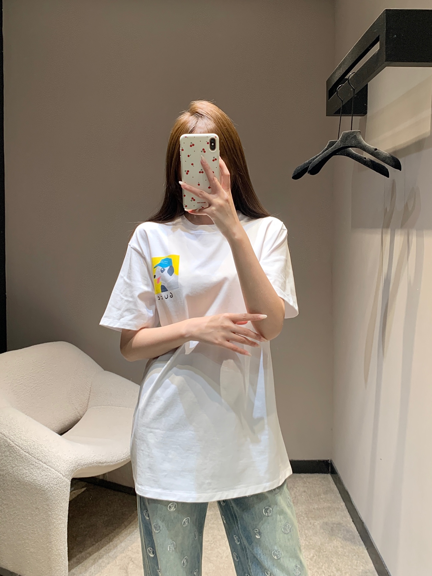 NO:656368,Gucc*26SS early spring new style fun puppy print round neck short-sleeved T-shirt丨Exclusive high-end version!  Pure white T + contrasting yellow background puppy print, a cartoon dog wearing a baseball cap wears happiness on his body, small print on the chest + large pattern design on the back, loose shoulder style is friendly to all body shapes, soft but not collapsed pure cotton fabric is close to the skin and breathable - paired with denim wide-leg pants, it is a casual city girl.  Wearing a pleated skirt will instantly make you look sweet and cool. Wearing it alone is a refreshing way to go out in early spring. It doesn't feel out of place when layered with cardigans. Available in stock, S/M/L, gucci, skirts, T-shirts, tees, t-shirts, hats, alexander  wang19860909Gucc*26SS早春新款 趣味小狗印花圆领短袖T恤丨独家高版出品！纯净白T+撞色黄底小狗印花,戴着棒球帽的卡通犬像把快乐穿在身上,胸前小印花+后背大图案的设计,宽松落肩版型对各种身形都友好,软而不塌的纯棉面料贴肤透气——配牛仔阔腿裤是随性citygirl,搭百褶裙秒变甜酷少女,单穿就是清爽的早春出街利器,叠穿开衫也毫无违和感.现货发售S/M/L,,gucci,skirts,T-shirt,tees，t-shirt,hats,alexander wang,Women's clothing
