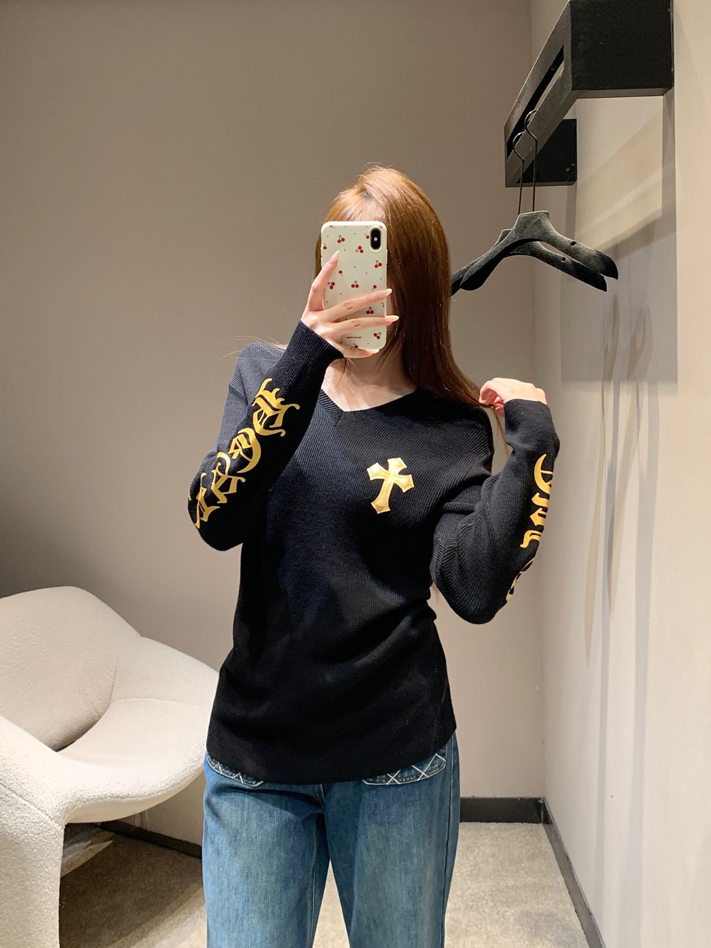 NO:656359,Chorme heart* 26Ss early spring new cross leather V-neck cashmere knitted sweater丨Exclusive high-end version!  Pure black cashmere knitting has a delicate velvet feel, a V-neck + a slim fit that quietly outlines the lines, a giant leather cross on the back + gold-plated letters on the sleeves, soft and boned cashmere fabric that is close to the skin, and a slim tailoring suitable for various layerings - wearing it alone with a cross necklace is a dark hot girl, wearing a motorcycle jacket can instantly become a high-street trend, unlocking N kinds of cool styles. Ready for sale S/M/L,, jackets &  coats,sweaters,necklace,alexander wang19860909Chorme heart* 26Ss早春新款 十字架拼皮V领羊绒针织毛衣丨独家高版出品！纯黑羊绒针织自带细腻绒感,V领+修身版型悄悄勾勒线条,后背巨型十字架拼皮+袖身烫金字母,软而有骨的羊绒面料贴肤亲肤,修身剪裁适配各种叠穿——单穿叠戴十字架项链是暗黑辣妹,外搭机车夹克秒变高街潮人,解锁N种酷感风格.现货发售S/M/L,,jackets & coats,sweaters,necklace,alexander wang,Women's clothing