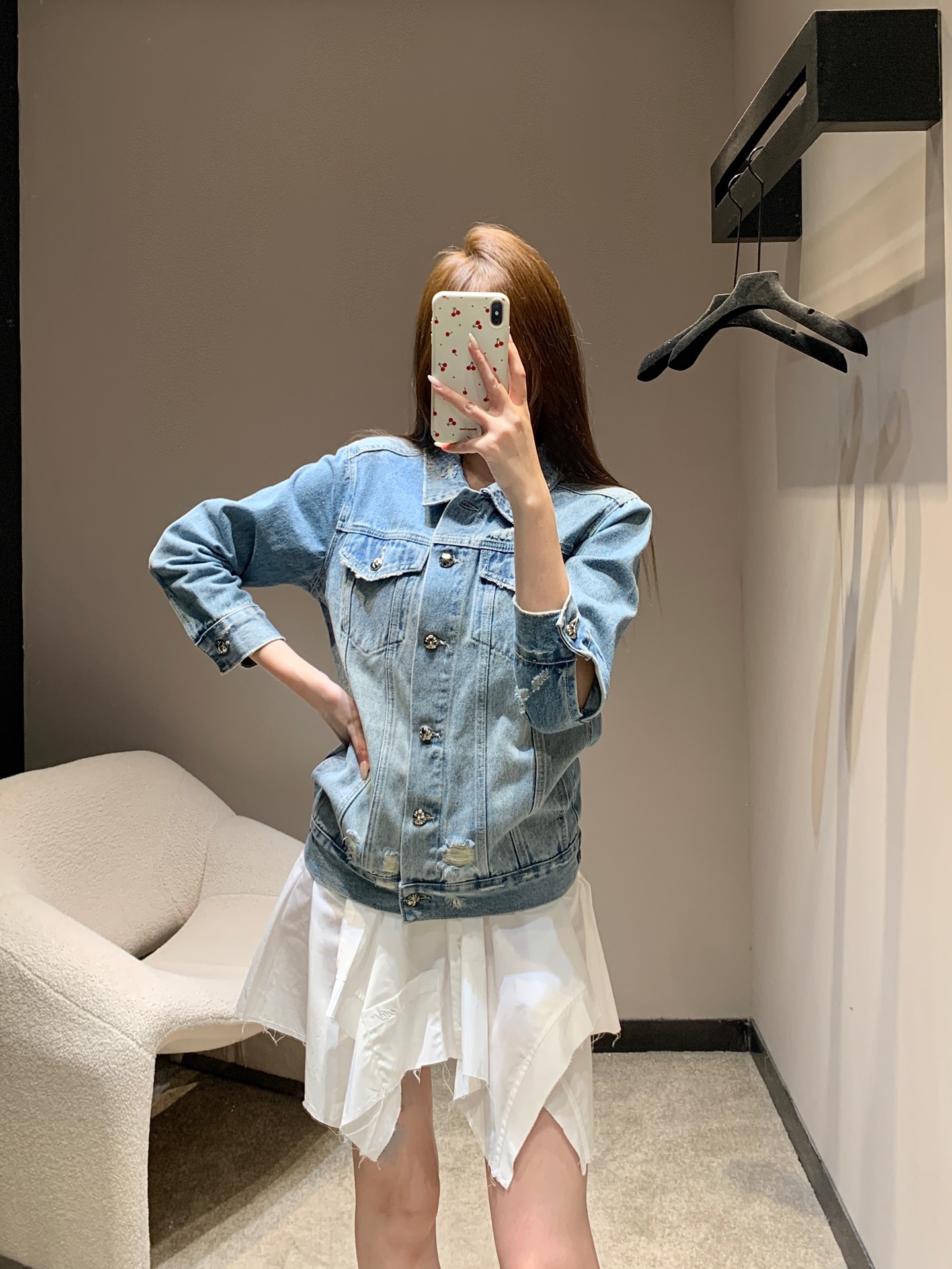 NO:656315,Chorme heart* 26Ss early spring new style denim jacket with cross three-dimensional logo丨Exclusive high-end version!  Distressed light blue denim comes with a retro filter. The crisp denim fabric is stylish but not slumped. The slim micro profile adapts to various body shapes. The hole details + three-dimensional metal cross buttons are the iconic cool aesthetics; the giant cross print on the back + leather nameplate hides effortless elegance in the details. Available in stock S/M/L, jackets & coats, alexander wang19860909Chorme heart* 26Ss早春新款 十字架立体logo牛仔外套丨独家高版出品！做旧浅蓝牛仔自带复古滤镜,挺括牛仔面料有型不塌,修身微廓形适配各种身形,破洞细节+立体金属十字架纽扣,是标志性的酷飒美学；后背巨型十字印花+皮质铭牌,细节里藏着不费力的贵气.现货发售S/M/L,,jackets & coats,alexander wang,Women's clothing
