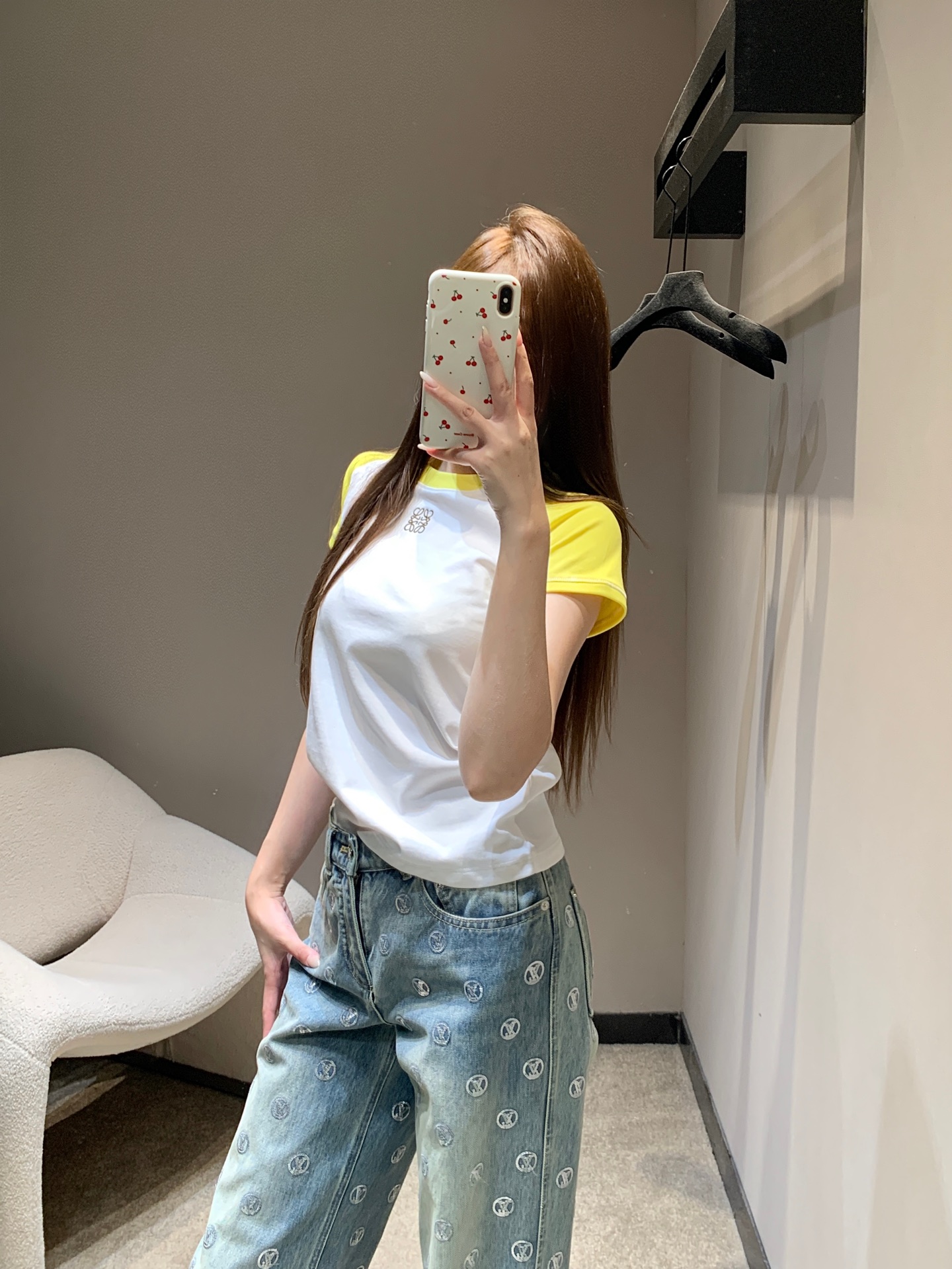 NO:656326,Loew* 26SS early spring new style logo embroidered contrasting round neck short-sleeved T-shirt丨Exclusive high-end version!  The soft but not slumping pure cotton fabric is close to the skin and breathable. The slim-fit slightly elastic version outlines the lines just right. The contrasting raglan sleeve design brings a dynamic atmosphere. The white-yellow/brown-black color scheme is suitable for different styles. The low-key Anagram logo embroidery on the chest is an exquisite logo hidden in simplicity. The balance of simplicity and texture is just right, and it is an indispensable matching tool in the wardrobe. Ready for sale S/M/L,, loewe, T-shirt, tees, t-shirt, alexander  wang19860909Loew* 26SS早春新款 logo刺绣撞色圆领短袖T恤丨独家高版出品！软而不塌的纯棉面料贴肤透气,修身微弹版型恰到好处地勾勒线条,撞色插肩袖设计自带活力氛围,白黄/棕黑配色适配不同风格,胸前低调的Anagram徽标刺绣,是藏在简约里的精致标识.把简约与质感平衡得恰到好处,是衣橱里永远缺不了的搭配利器.现货发售S/M/L,,loewe,T-shirt,tees，t-shirt,alexander wang,Women's clothing