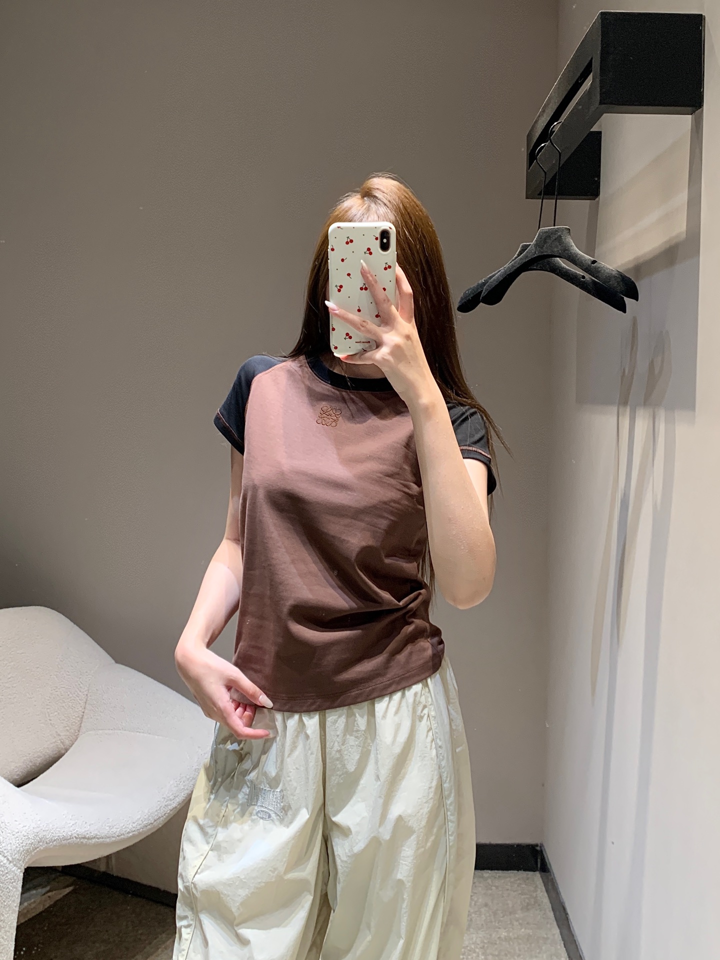 NO:656367,Loew* 26SS early spring new style logo embroidered contrasting round neck short-sleeved T-shirt丨Exclusive high-end version!  The soft but not slumping pure cotton fabric is close to the skin and breathable. The slim-fit slightly elastic version outlines the lines just right. The contrasting raglan sleeve design brings a dynamic atmosphere. The white-yellow/brown-black color scheme is suitable for different styles. The low-key Anagram logo embroidery on the chest is an exquisite logo hidden in simplicity. The balance of simplicity and texture is just right, and it is an indispensable matching tool in the wardrobe. Ready for sale S/M/L,, loewe, T-shirt, tees, t-shirt, alexander  wang19860909Loew* 26SS早春新款 logo刺绣撞色圆领短袖T恤丨独家高版出品！软而不塌的纯棉面料贴肤透气,修身微弹版型恰到好处地勾勒线条,撞色插肩袖设计自带活力氛围,白黄/棕黑配色适配不同风格,胸前低调的Anagram徽标刺绣,是藏在简约里的精致标识.把简约与质感平衡得恰到好处,是衣橱里永远缺不了的搭配利器.现货发售S/M/L,,loewe,T-shirt,tees，t-shirt,alexander wang,Women's clothing