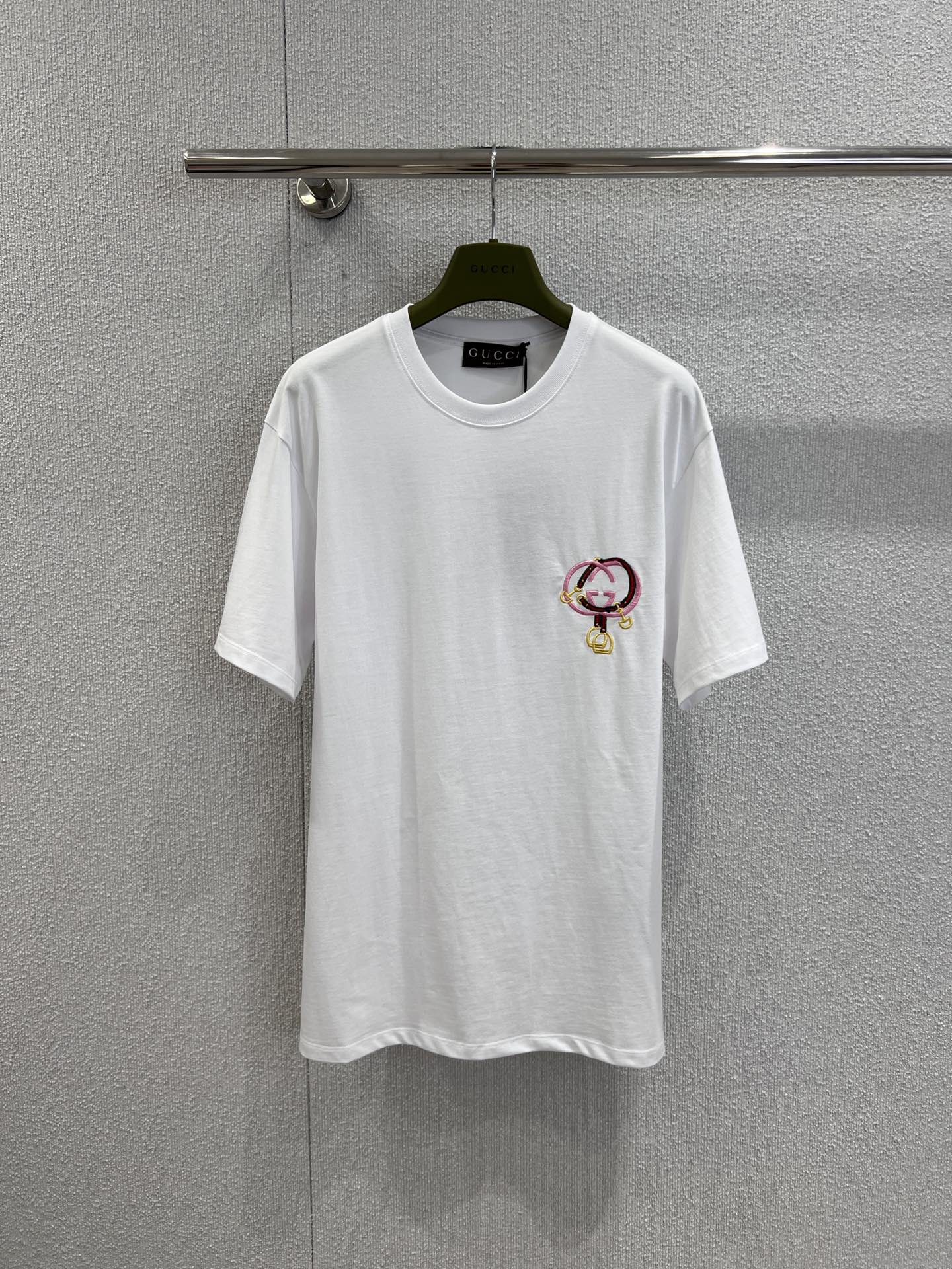 NO:657275,Support exchange Guc*i Chinese New Year series embroidered knitted cotton short-sleeved T-shirt丨Exclusively developed by yb!  High quality production!  The soft and waxy knitted cotton fabric is selected, with a breathable and skin-friendly 'cloud touch'. The loose fit is suitable for various body shapes, and it is casual and not flattering. The New Year's limited edition embroidery on the chest - the classic double G logo is combined with cute zodiac elements, and the pink and gold color is natural  It has a festive atmosphere, is exquisite but not exaggerated, and will not be too ostentatious for daily wear ~ ready-made S/M/L real-shot detailed pictures, gucci, T-shirt, tees, t-shirt, alexander  wang19860909支持换款 Guc*i 中国新年系列 刺绣针织棉短袖T恤丨独家yb开发！高版出品！甄选软糯针织棉面料,自带透气亲肤的“云朵触感”,宽松版型适配各种身形,随性藏肉不挑人.胸前点睛的新年限定刺绣——经典双G标识融合萌趣生肖元素,粉金配色自带节日氛围感,精致又不浮夸,日常穿也不会太张扬~现货发售S/M/L实拍细节图,,gucci,T-shirt,tees，t-shirt,alexander wang,Women's clothing