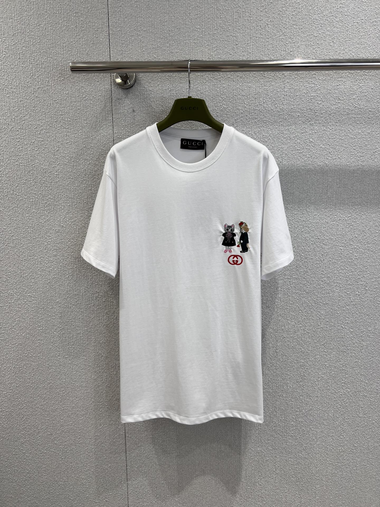 NO:657241,Support exchange Gucc* 26ss early spring new style cartoon logo embroidered round neck short-sleeved T-shirt丨Exclusively developed by yb!  High quality production!  Selected soft, elastic and breathable high-count cotton fabrics, with a loose off-shoulder version that is not flattering on the body shape, and can be worn casually in daily wear. The cartoon embroidery on the chest is the soul highlight of the suit-shaped cute doll + the classic double G logo. The three-dimensional embroidery thread in the details makes the pattern lively and exquisite, with a sweet and cool feeling, and the luxury brand texture is hidden in the low-key. Ready-made S/M/L real shot details, gucci, T-shirt, tees, t-shirt, business suit, alexander wang19860909支持换款 Gucc* 26ss早春新款 卡通徽标刺绣圆领短袖T恤丨独家yb开发！高版出品！精选软弹透气的高支棉面料,宽松落肩版型不挑身形,日常穿藏肉又随性.胸前的卡通刺绣是灵魂亮点西装造型的萌趣玩偶+经典双G徽标,细节处的立体绣线让图案鲜活又精致,甜酷感直接拉满,低调中藏着奢牌质感.现货发售S/M/L实拍细节图,,gucci,T-shirt,tees，t-shirt,business suit,alexander wang,Women's clothing